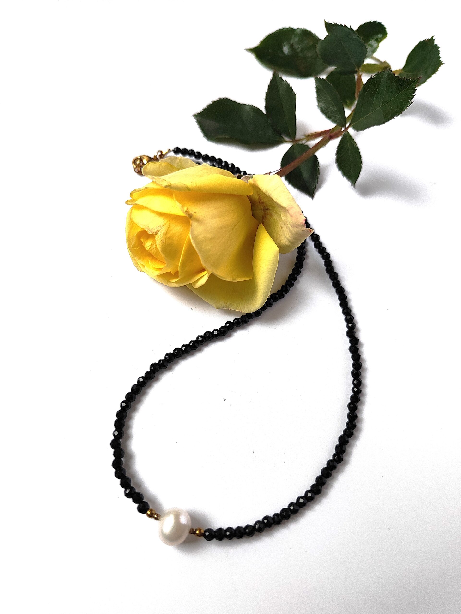 Onikso vėrinys su upiniu perlu