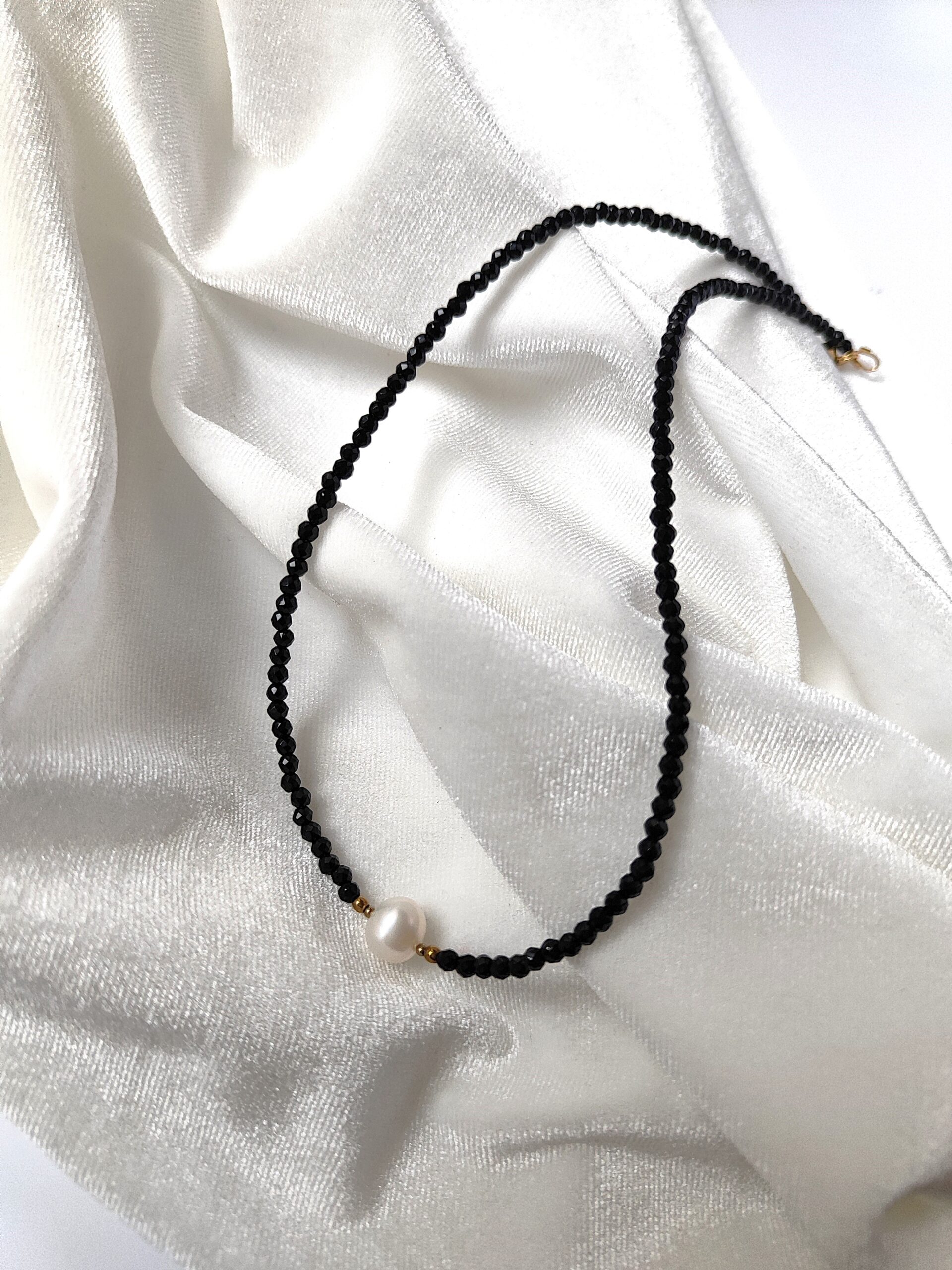 Onikso vėrinys su upiniu perlu