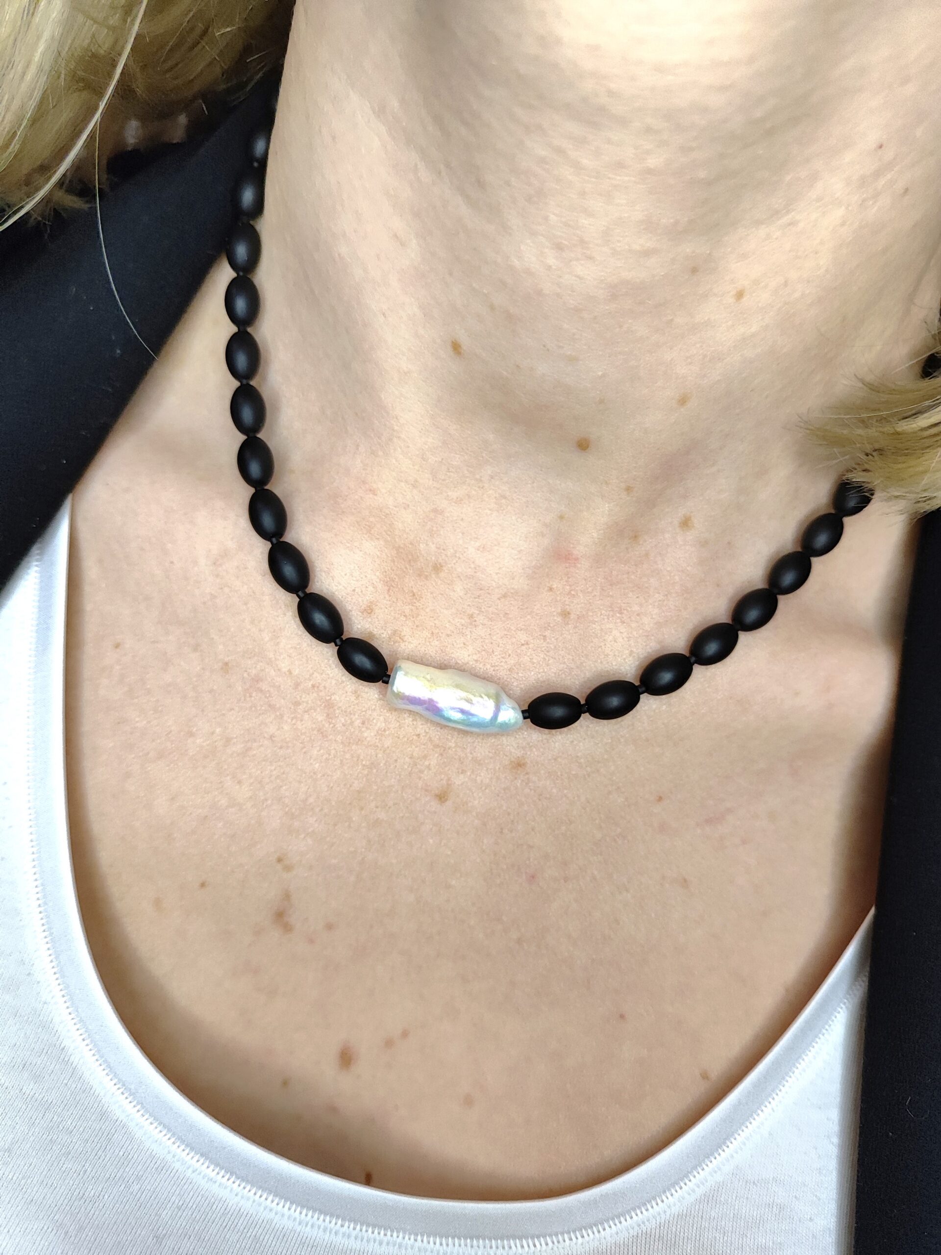 Onikso vėrinys su baroko stiliaus perlu