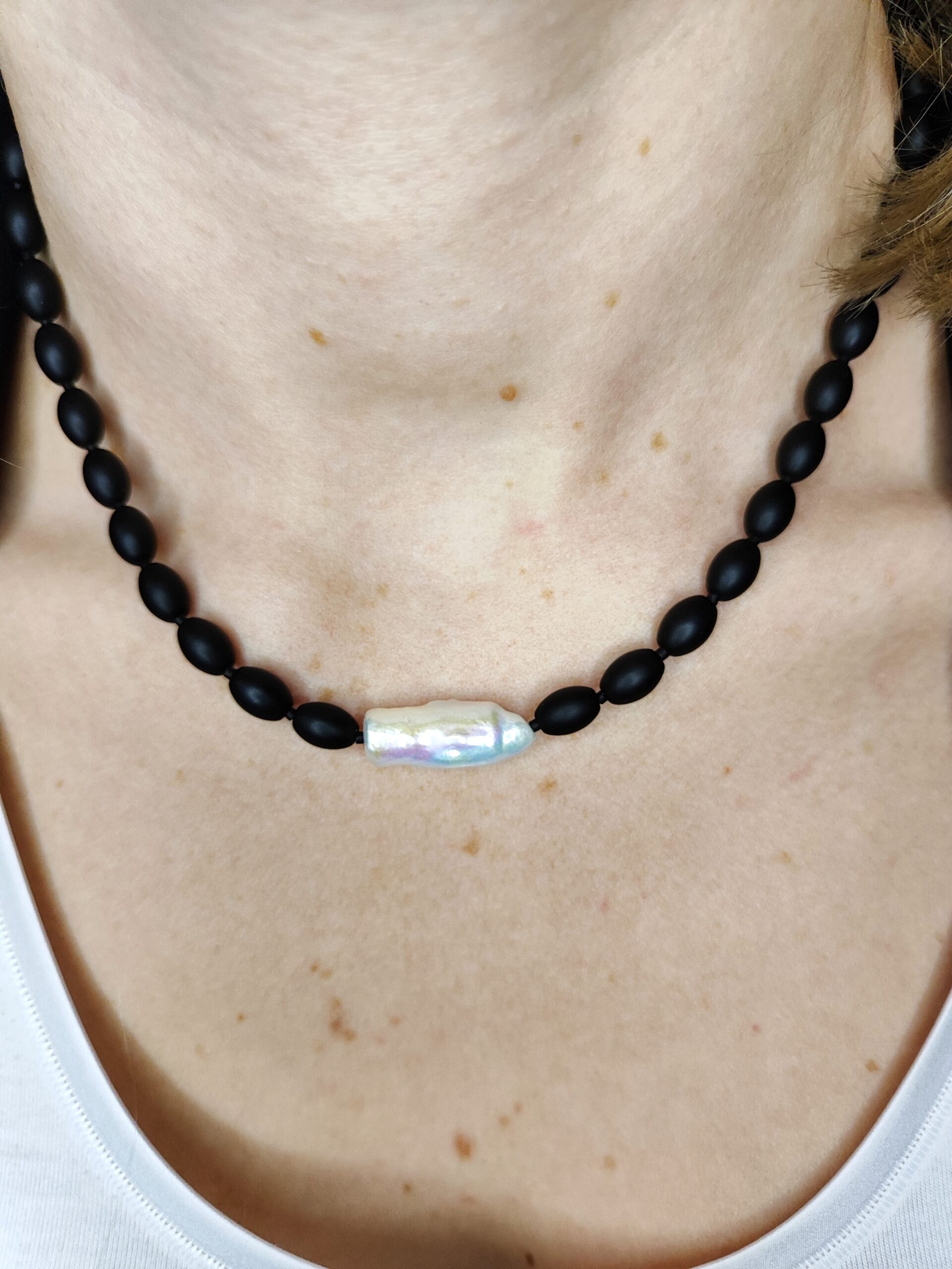 Onikso vėrinys su baroko stiliaus perlu