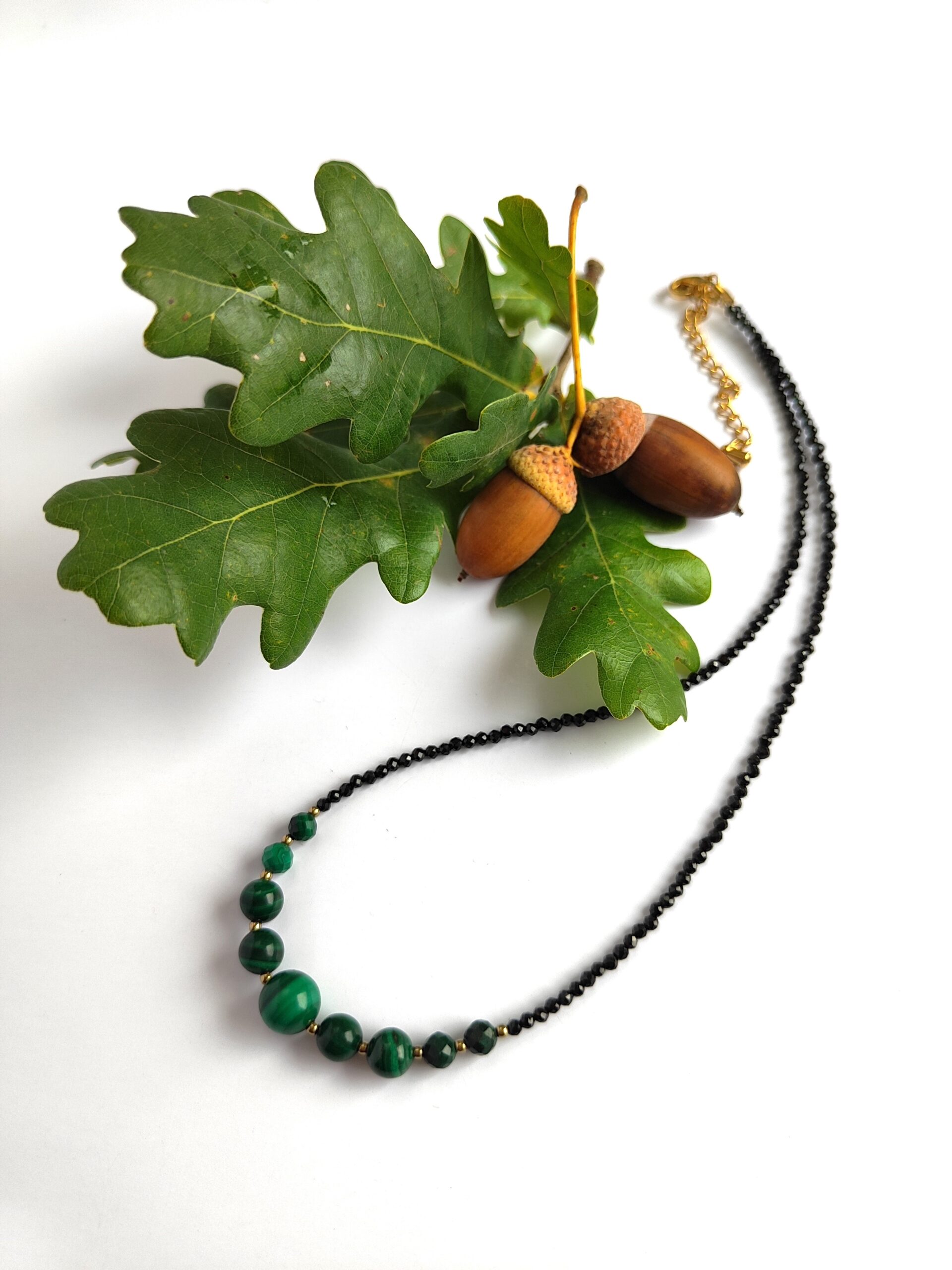 Malachito ir špinelio vėrinys