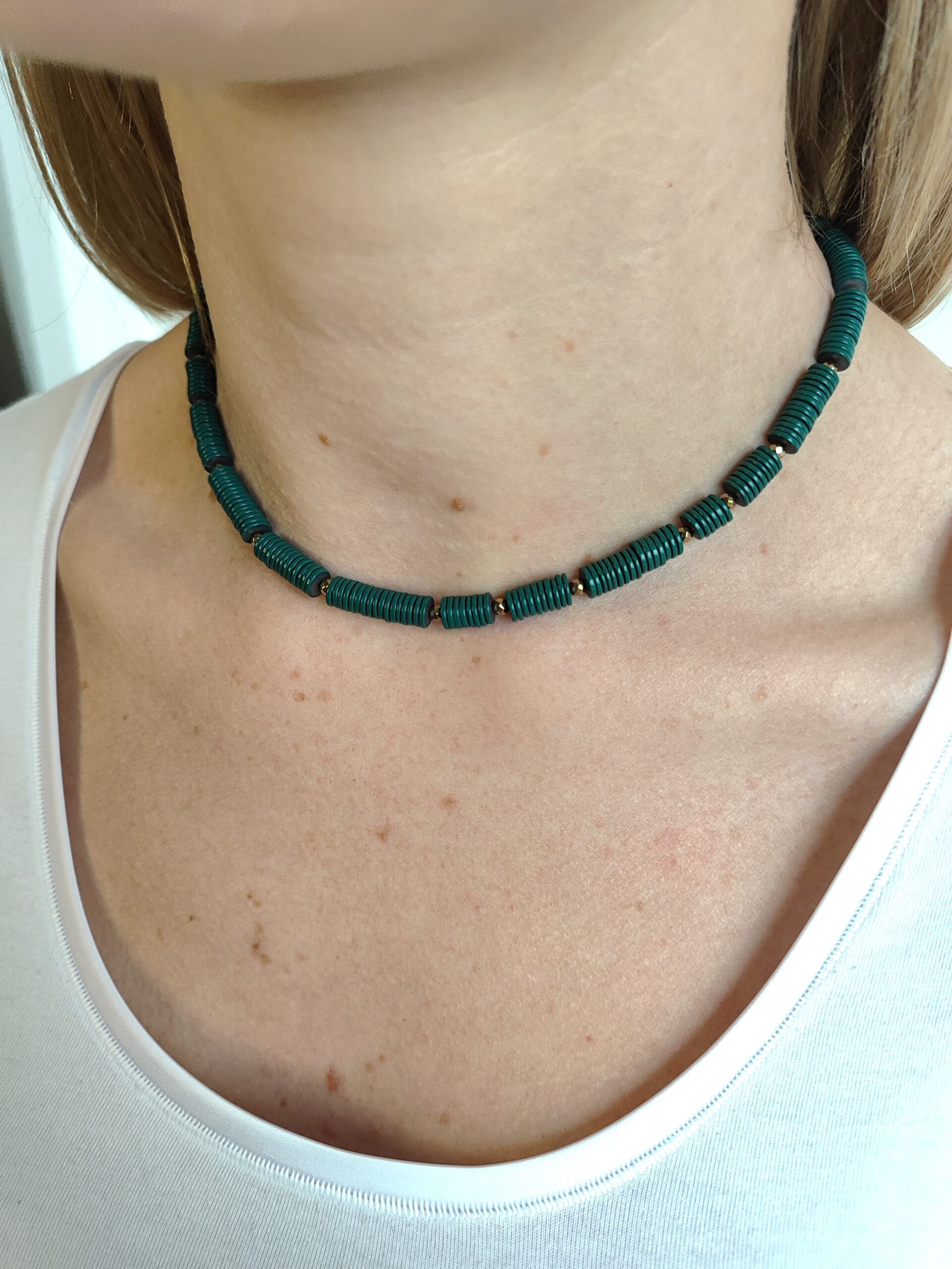 Smaragdinės spalvos hematito vėrinys