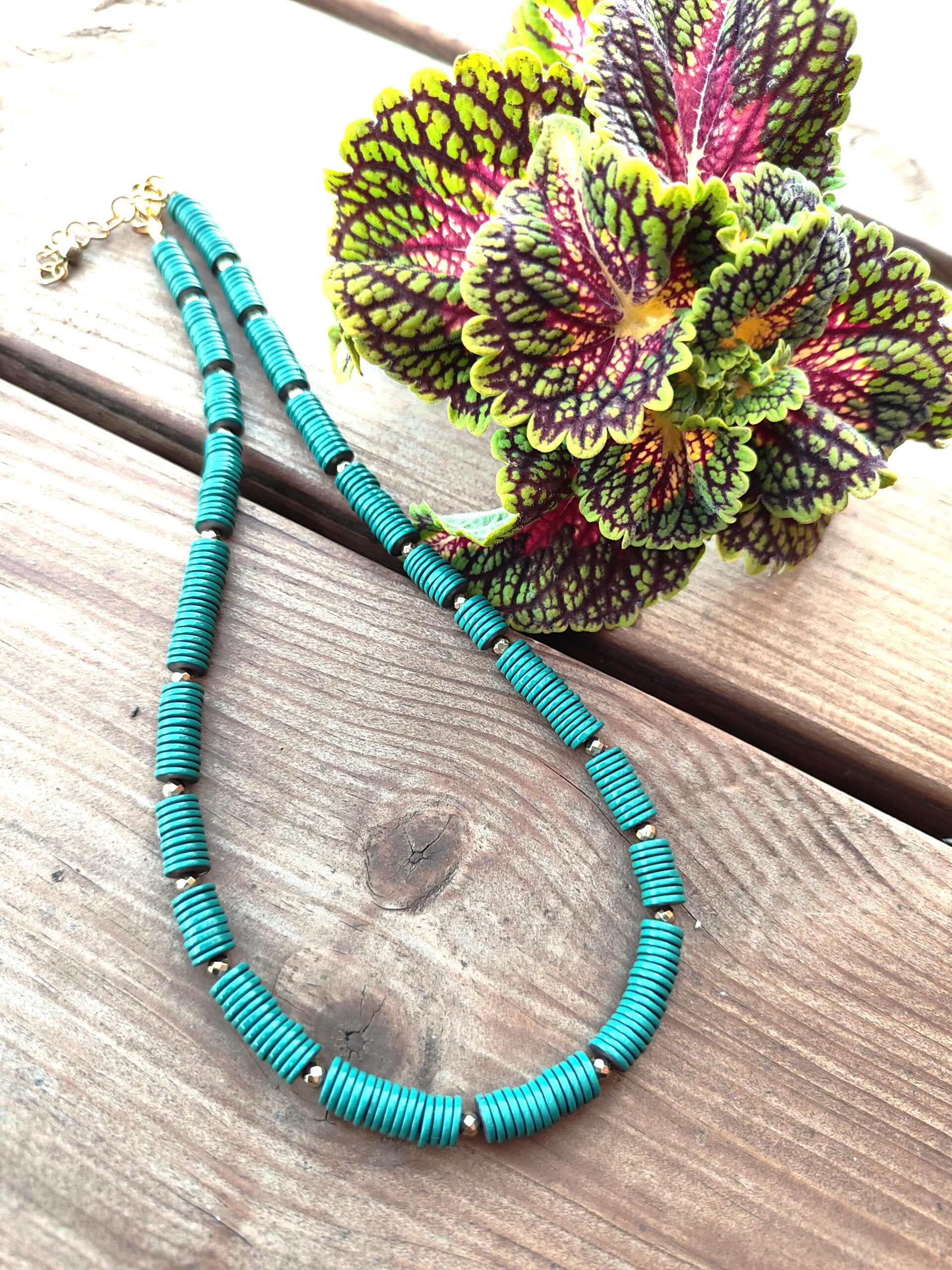 Smaragdinės spalvos hematito vėrinys