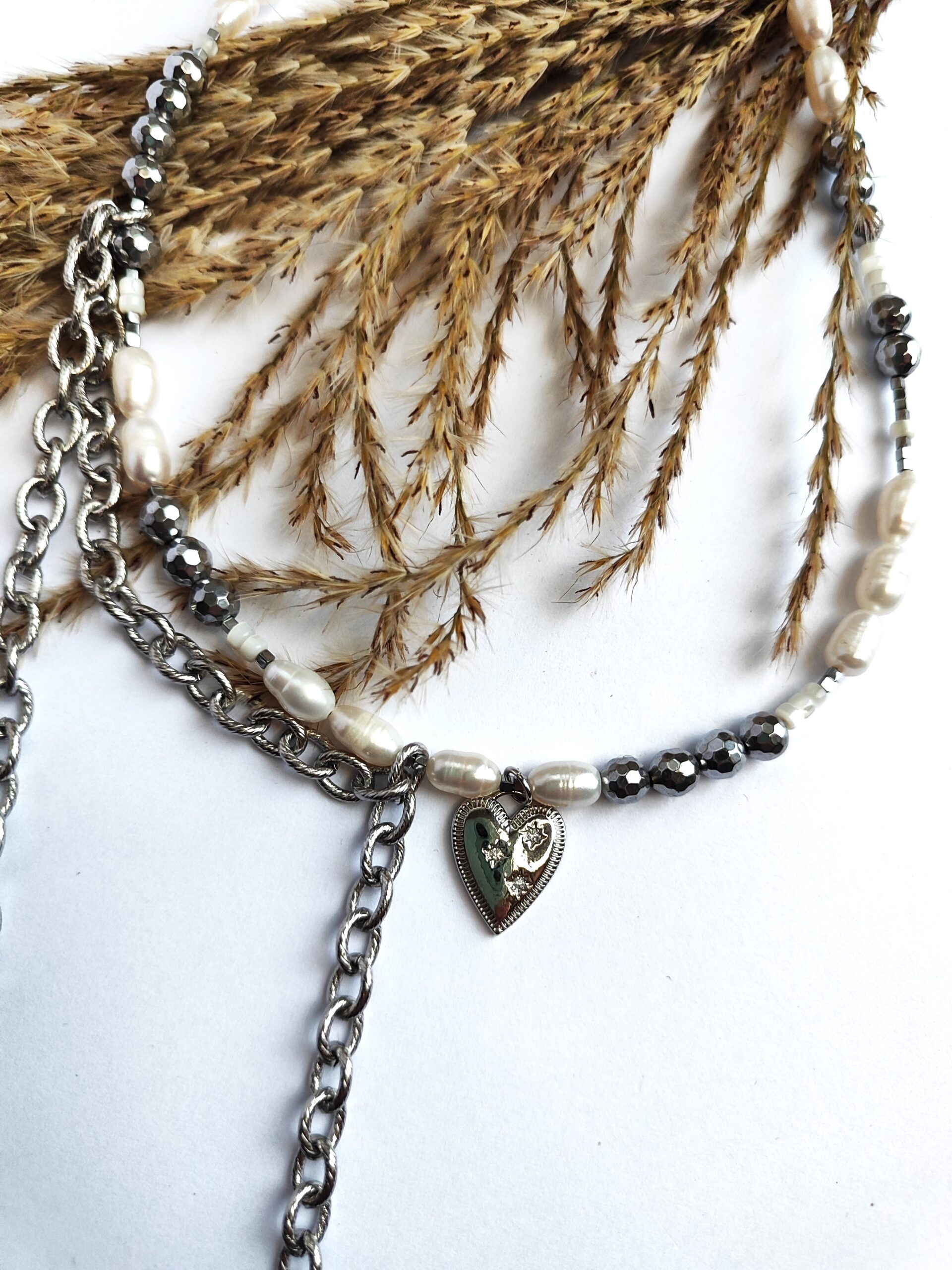 Upinių perlų ir hematito vėrinys