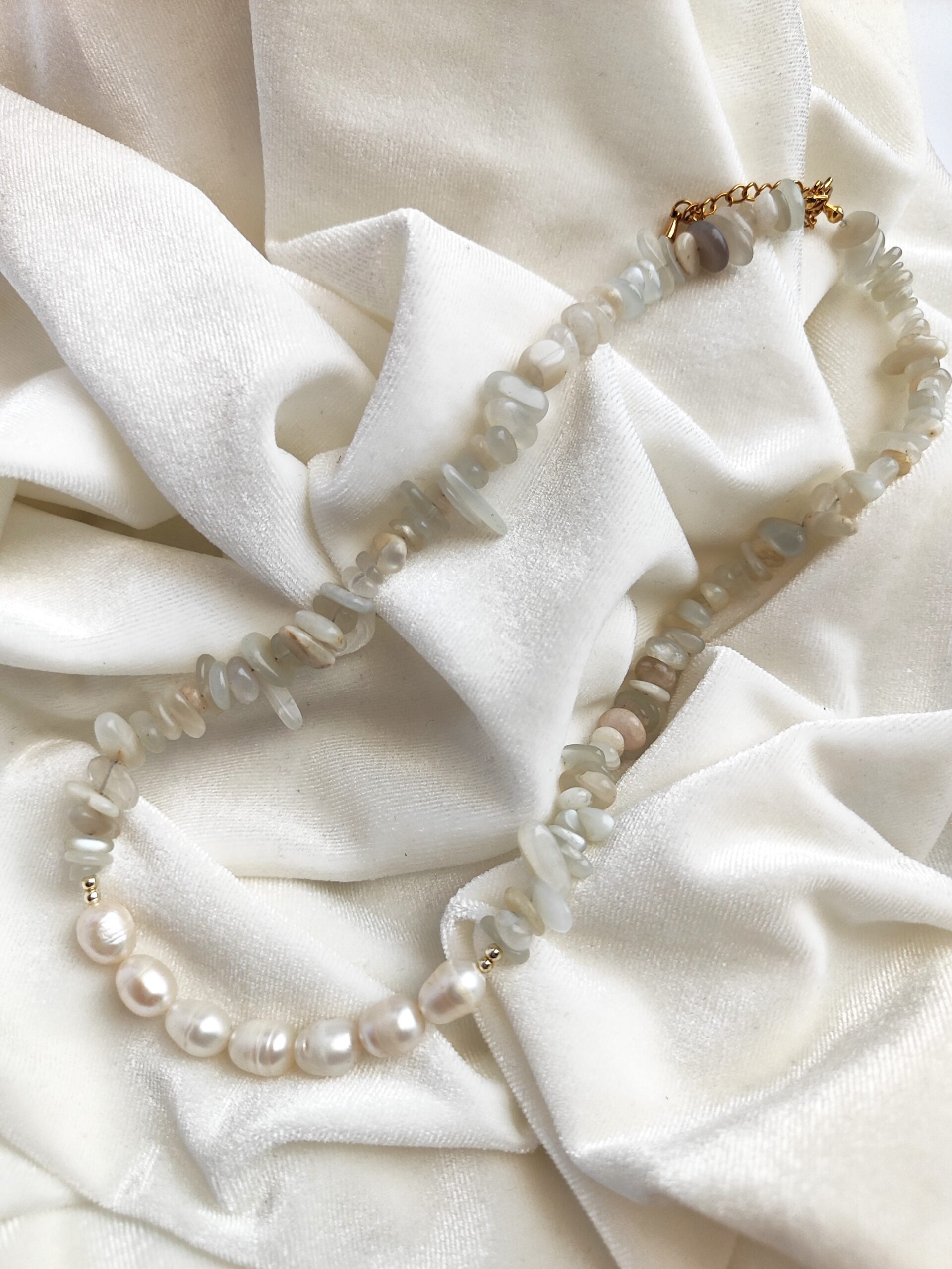 Mėnulio akmens ir upinių perlų vėrinys