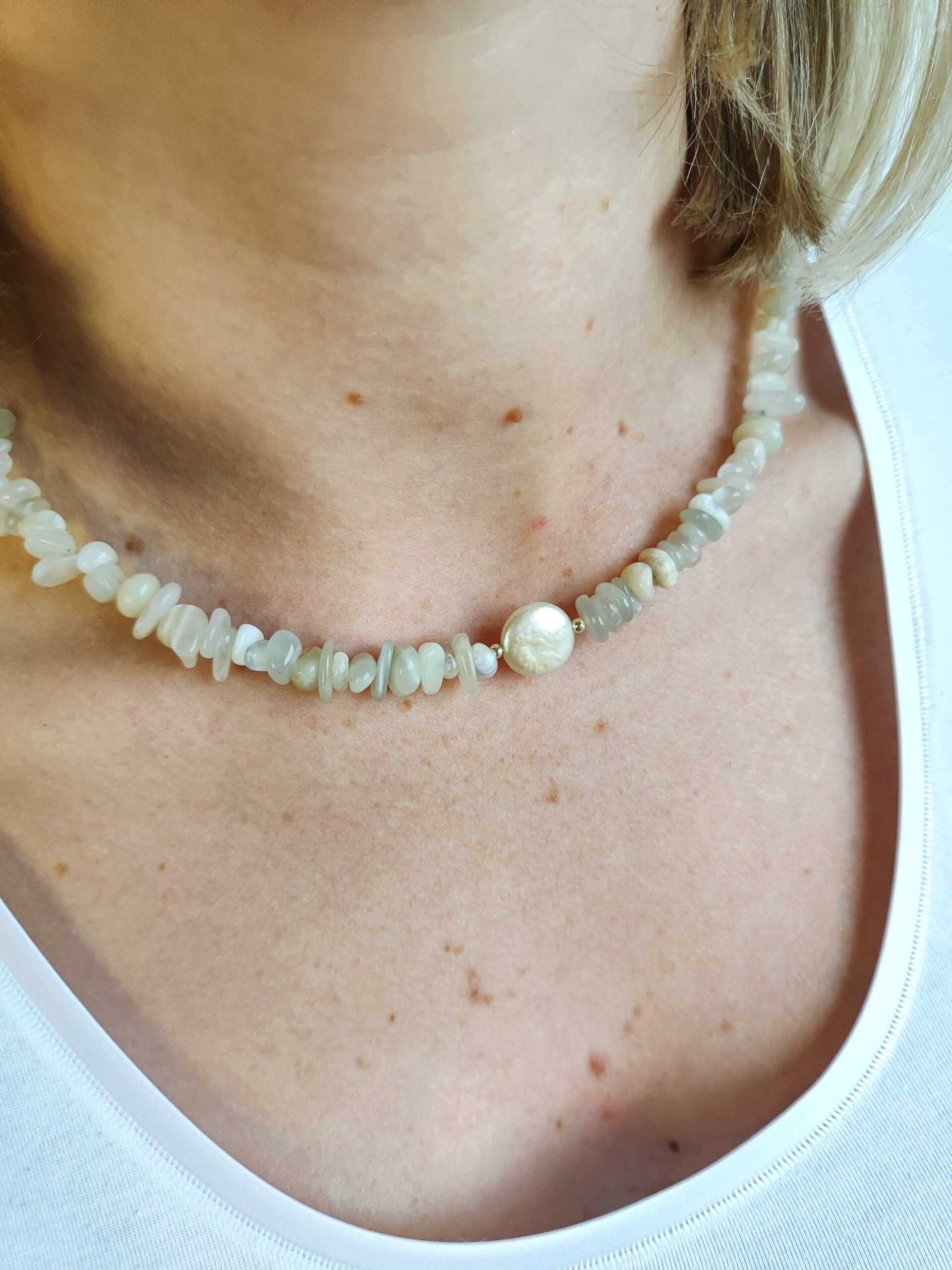 Mėnulio akmens ir baroko stiliaus perlo vėrinys