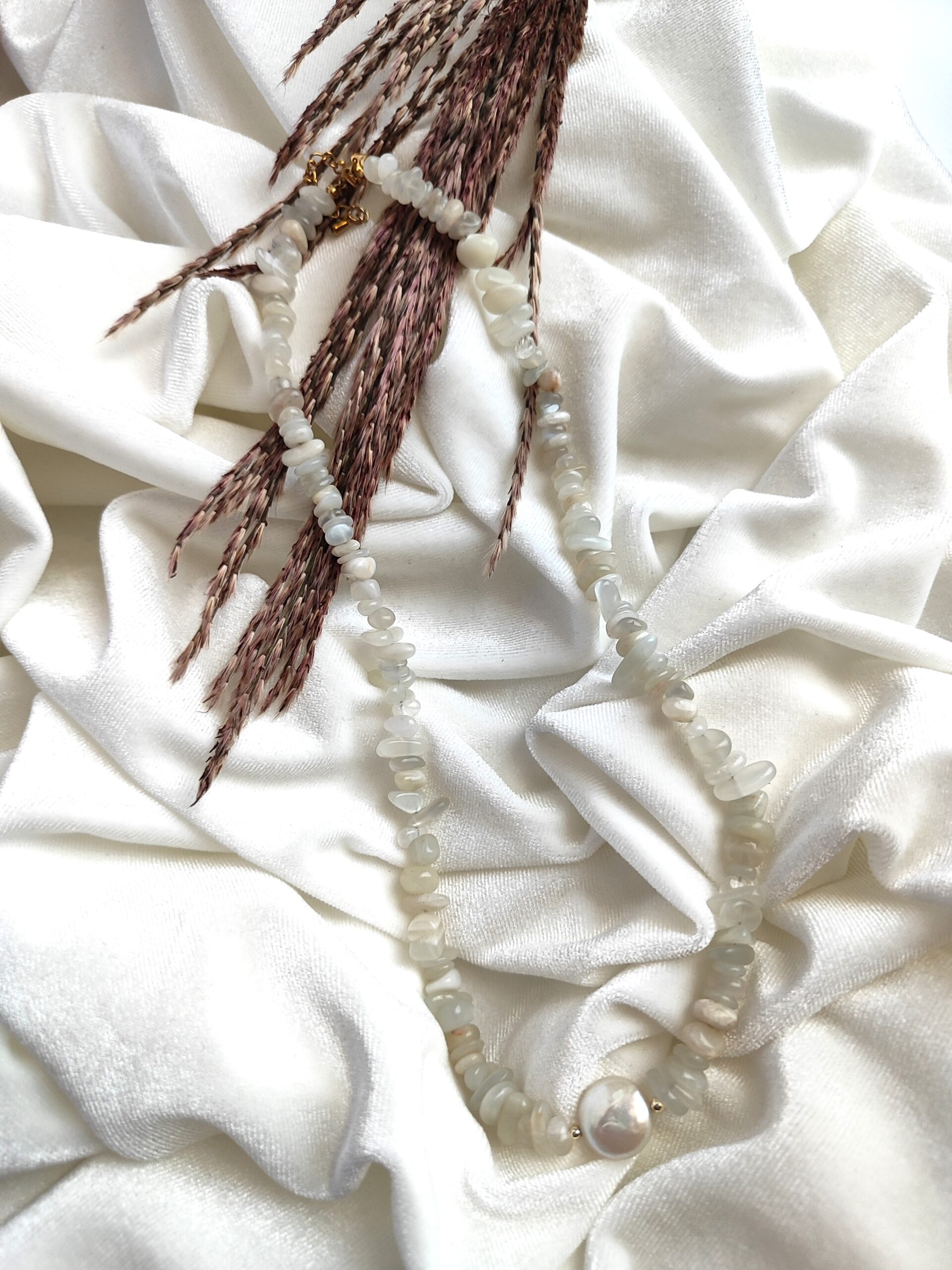 Mėnulio akmens ir baroko stiliaus perlo vėrinys