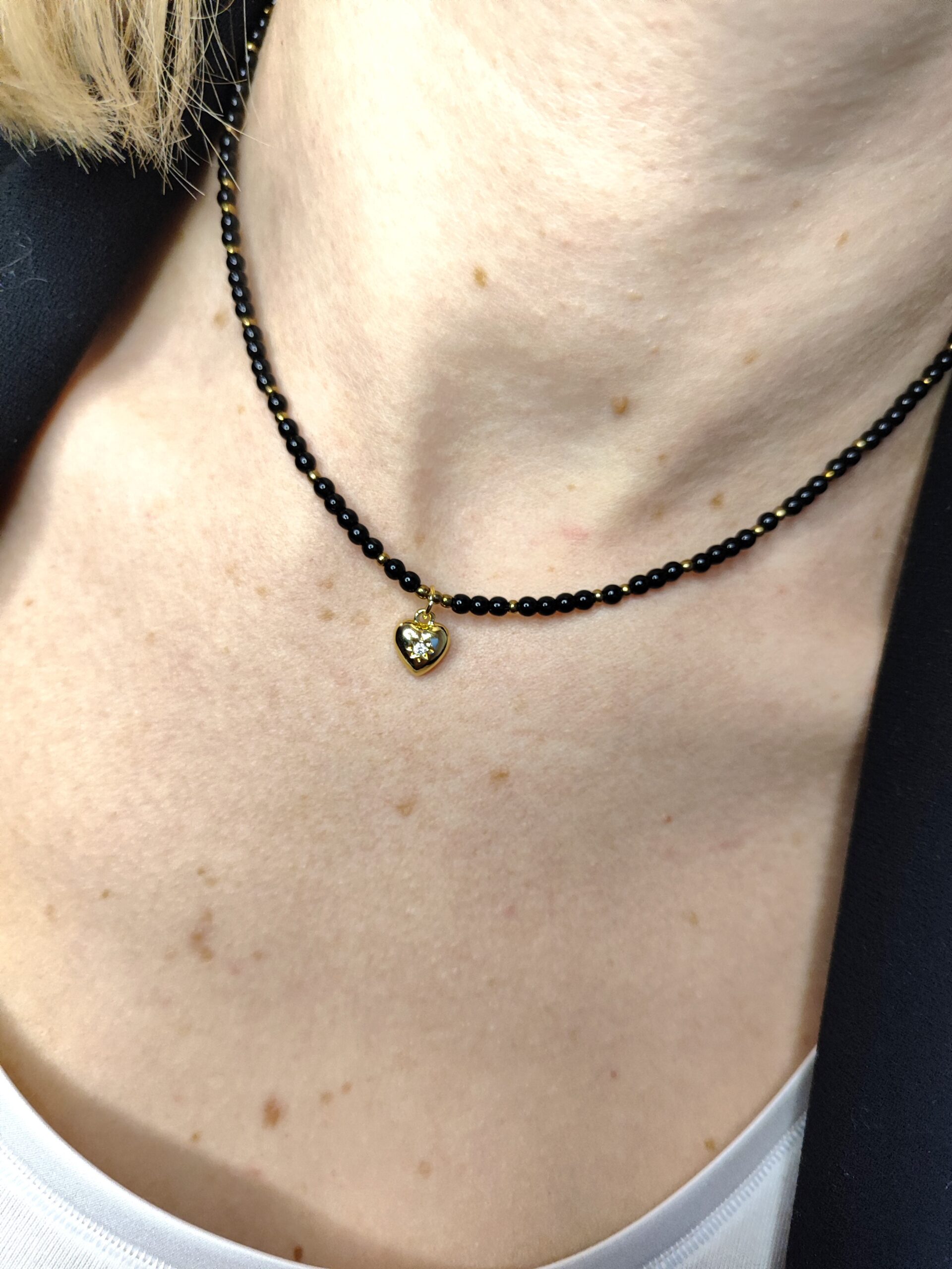 Onikso vėrinys su auksine širdele