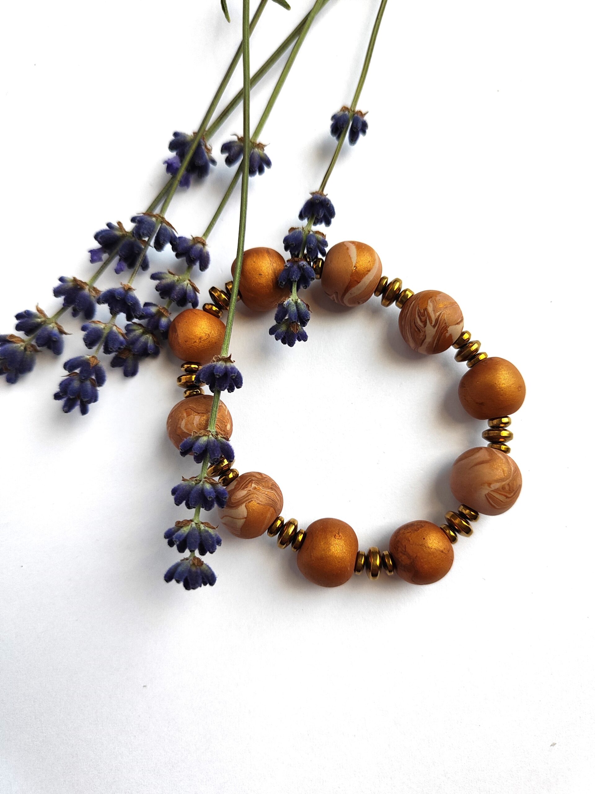 Vienetinė aukso spalvos apyrankė