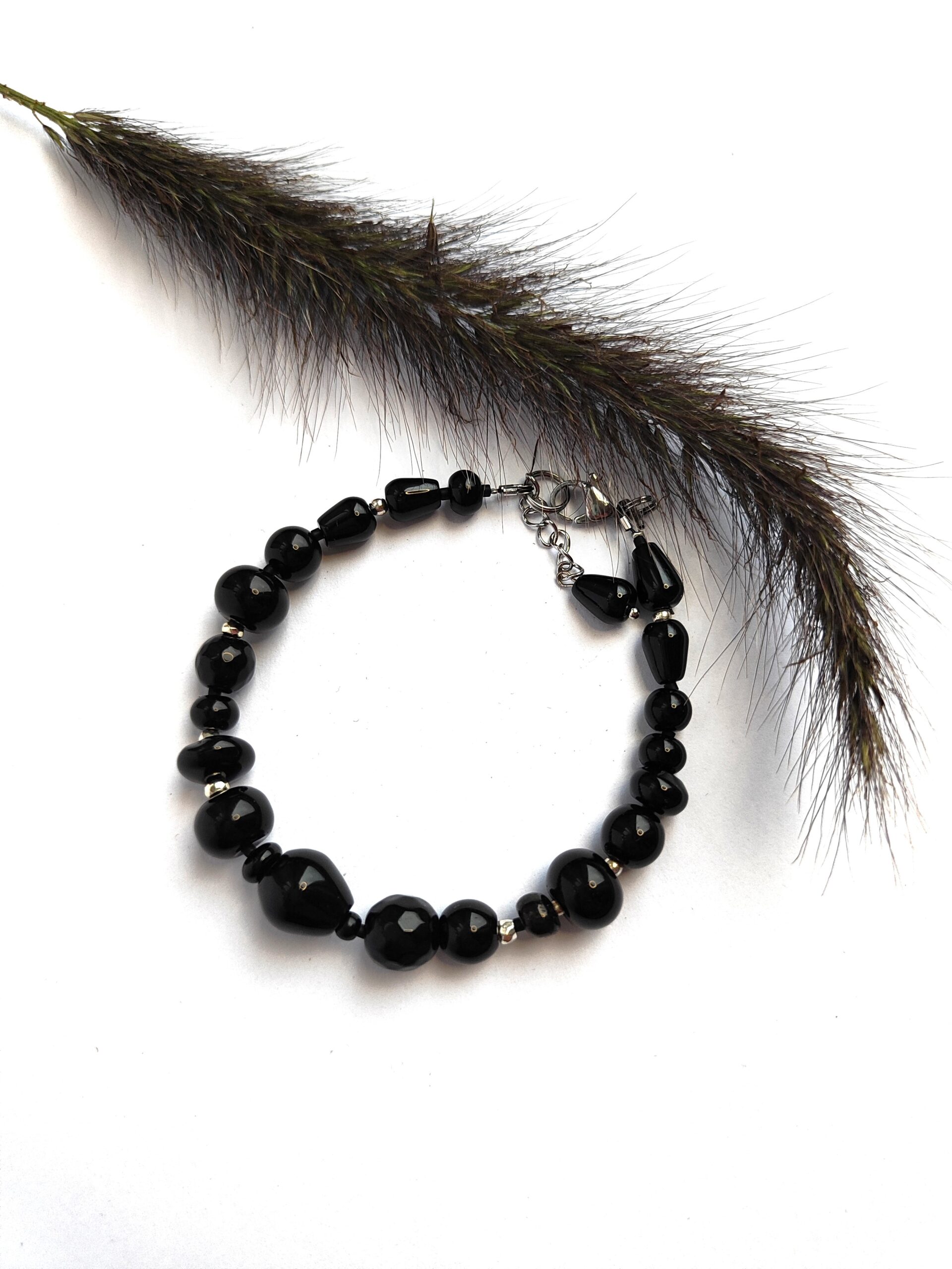 Įvairių formų onikso apyrankė