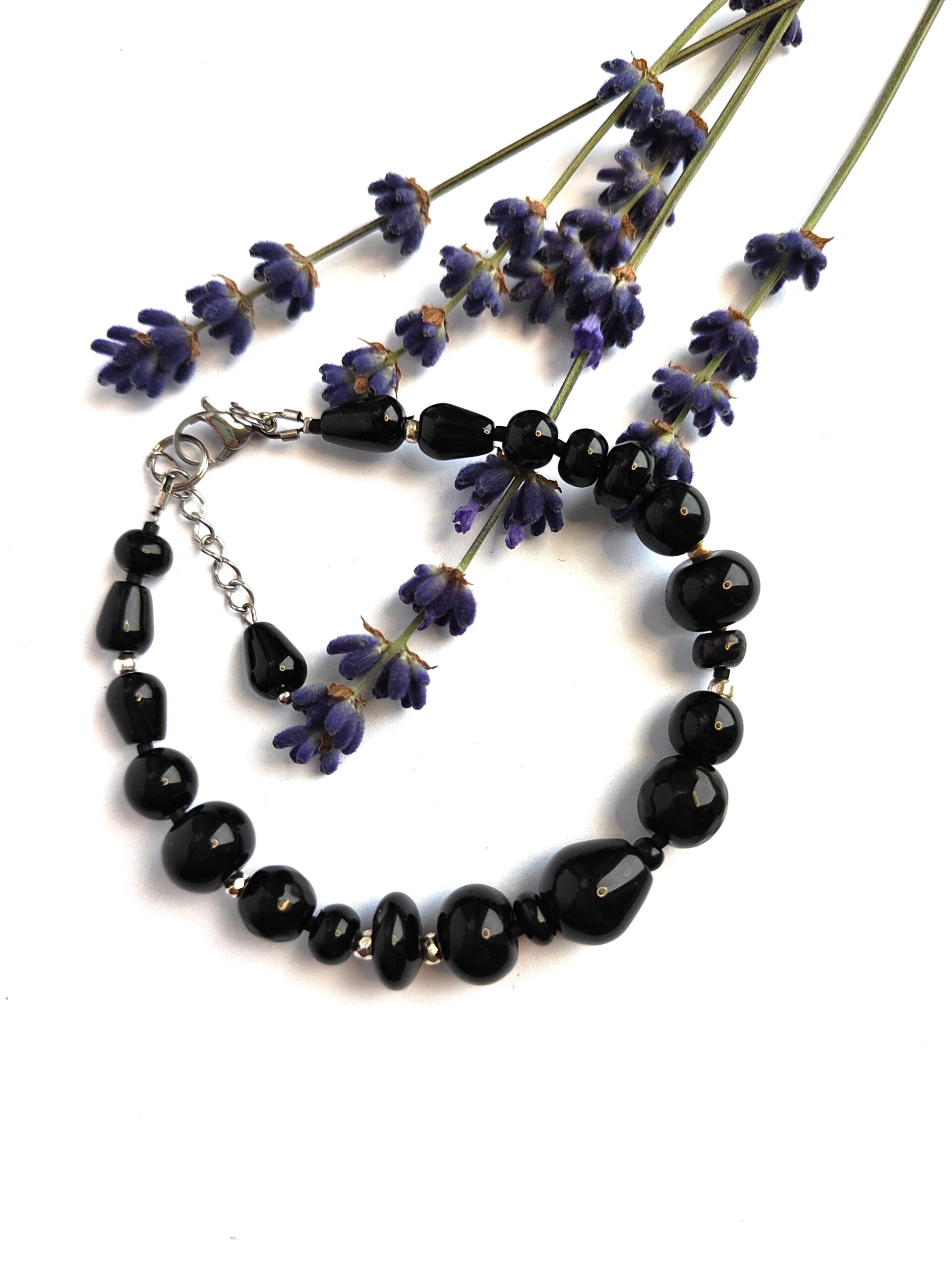 Įvairių formų onikso apyrankė