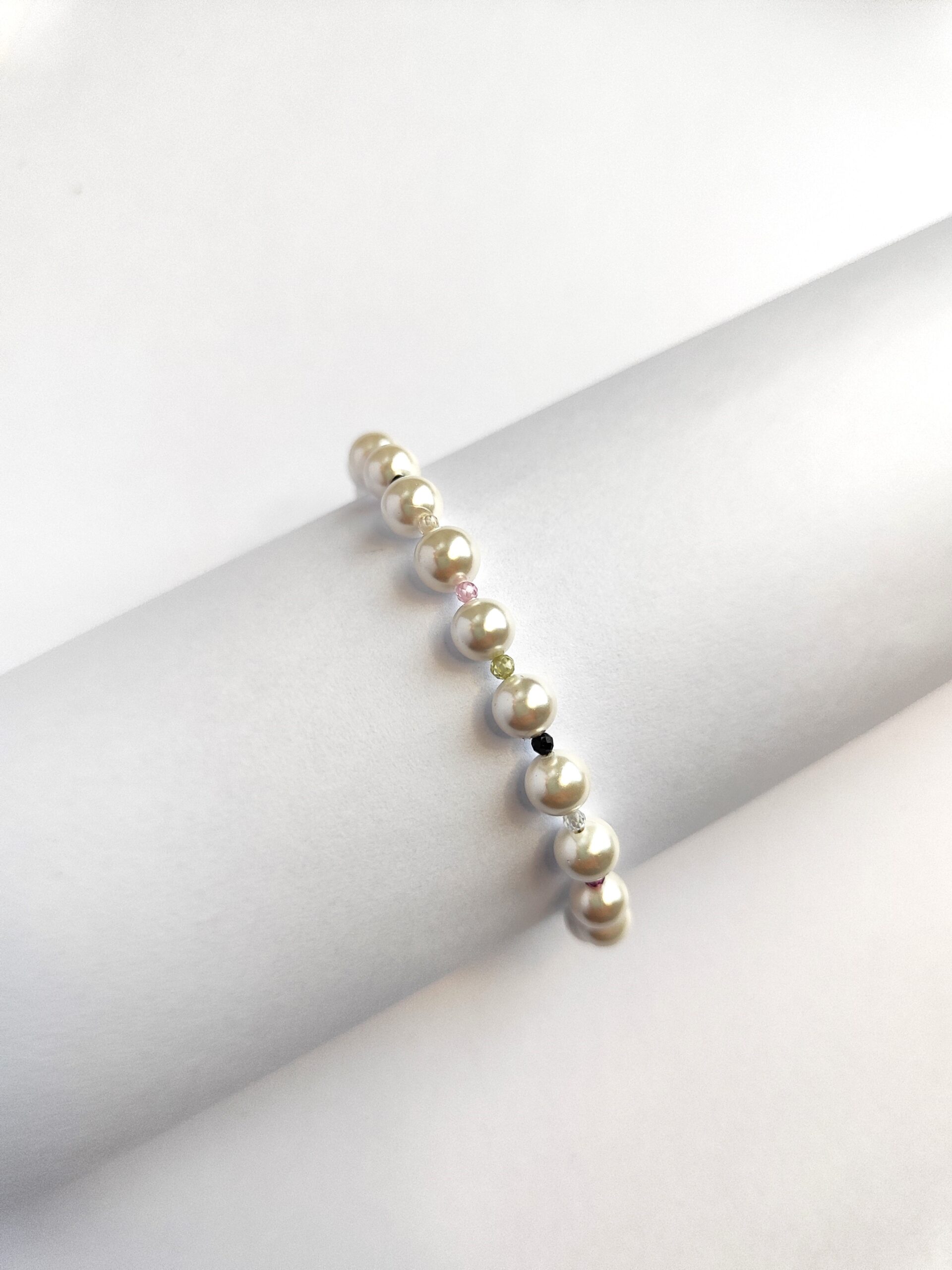 Stilinga perlų apyrankė