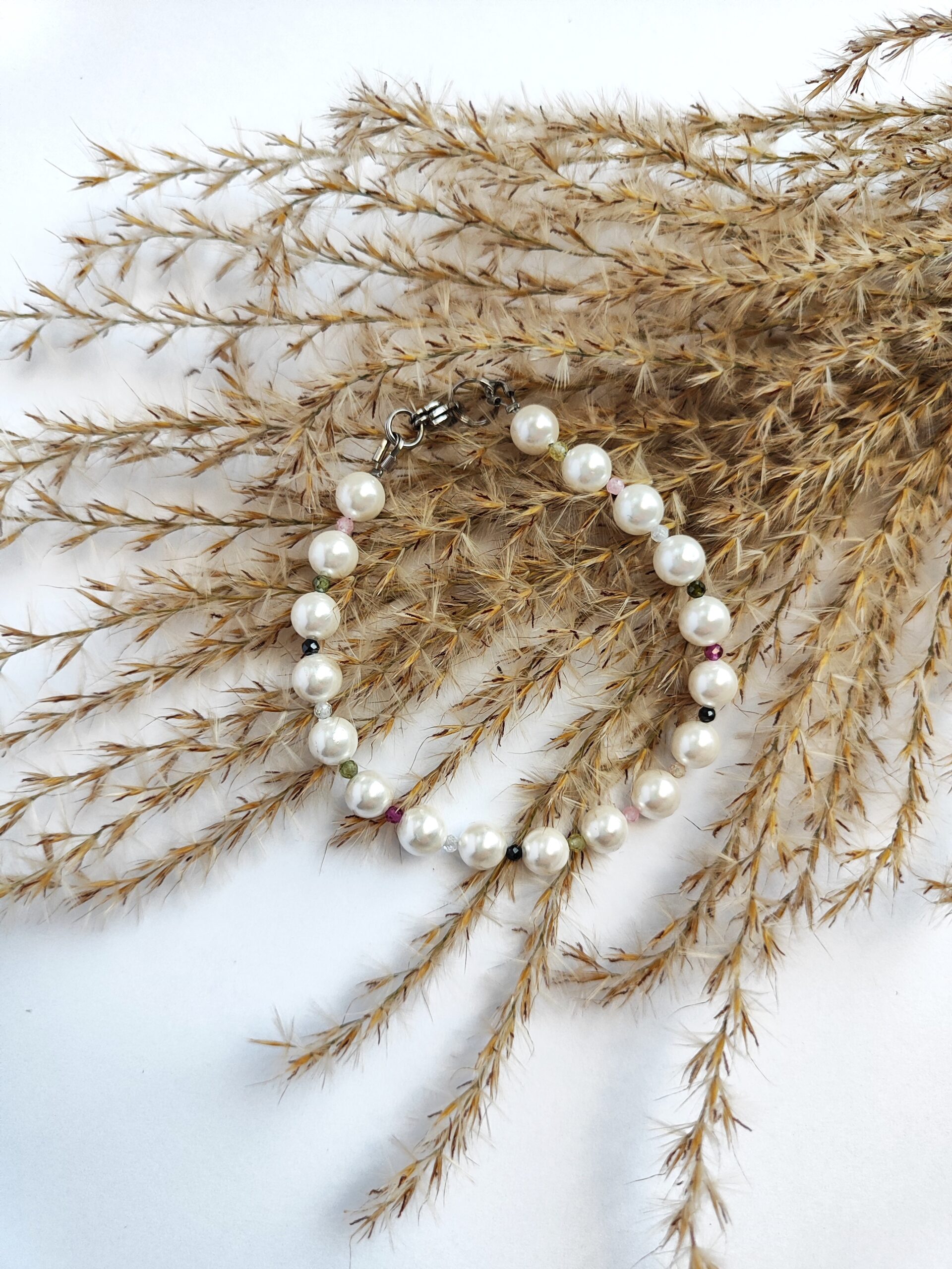 Stilinga perlų apyrankė