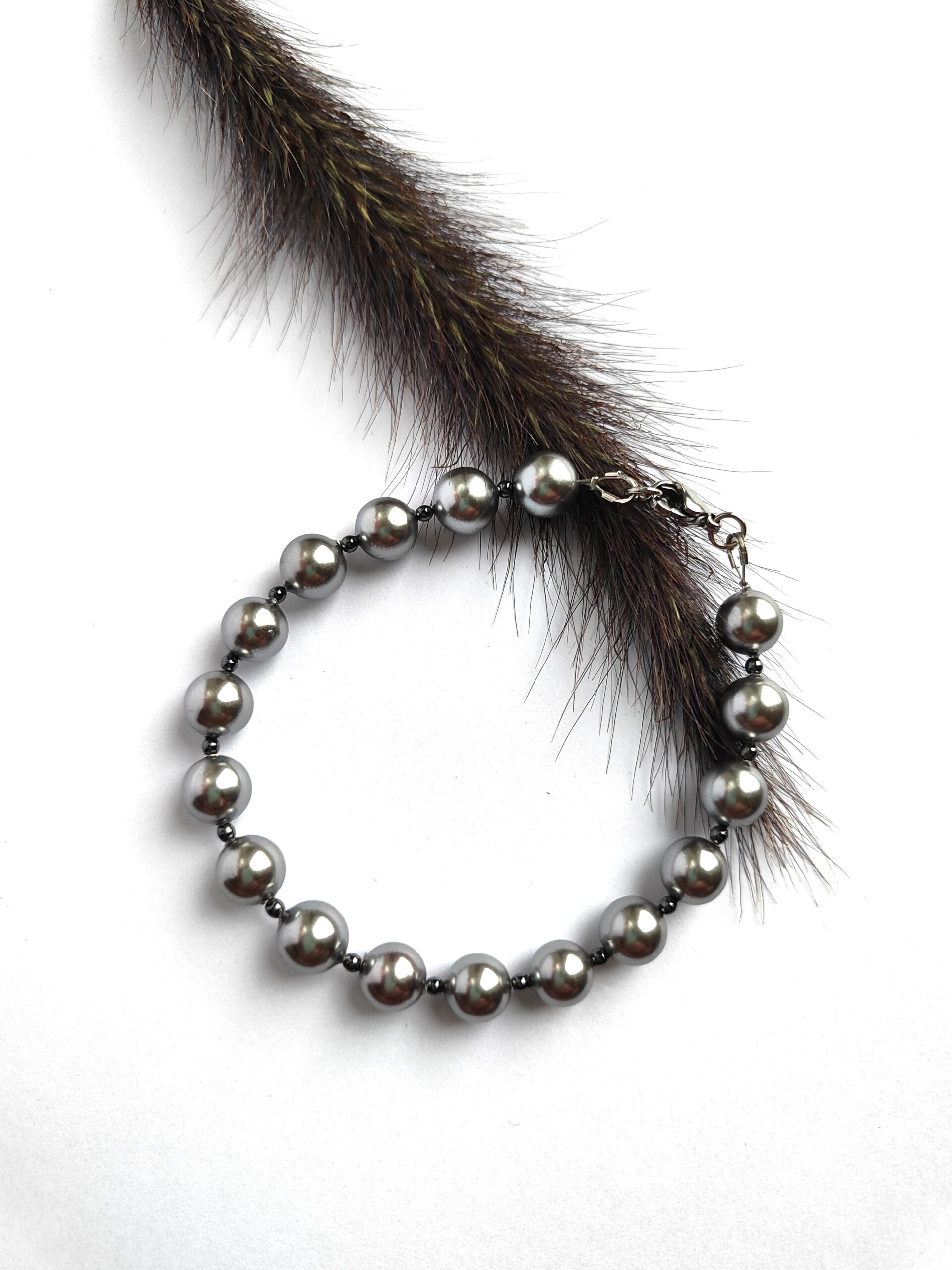 Pilkų perlų apyrankė