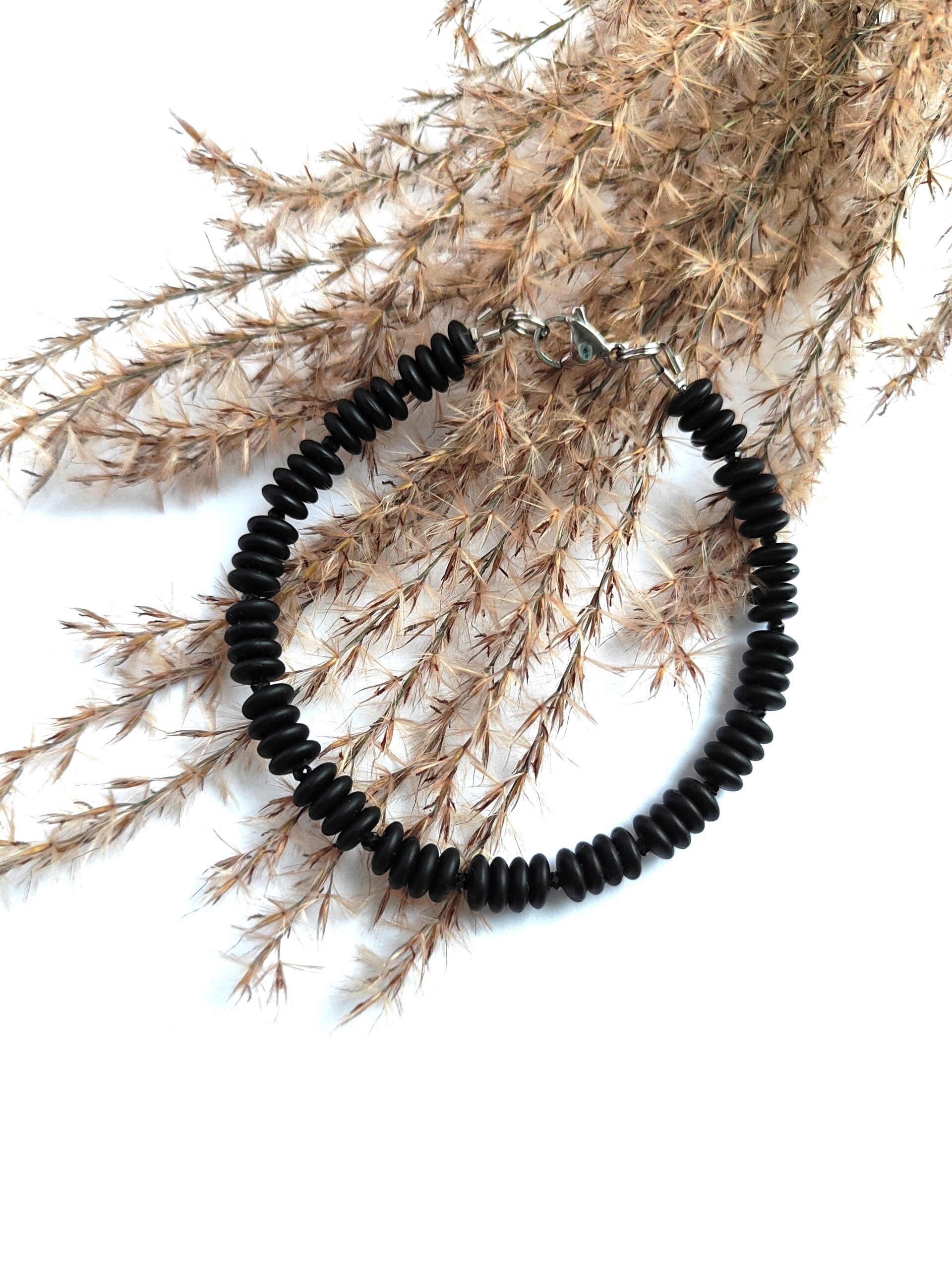 Juodo stiklo ir špinelio apyrankė