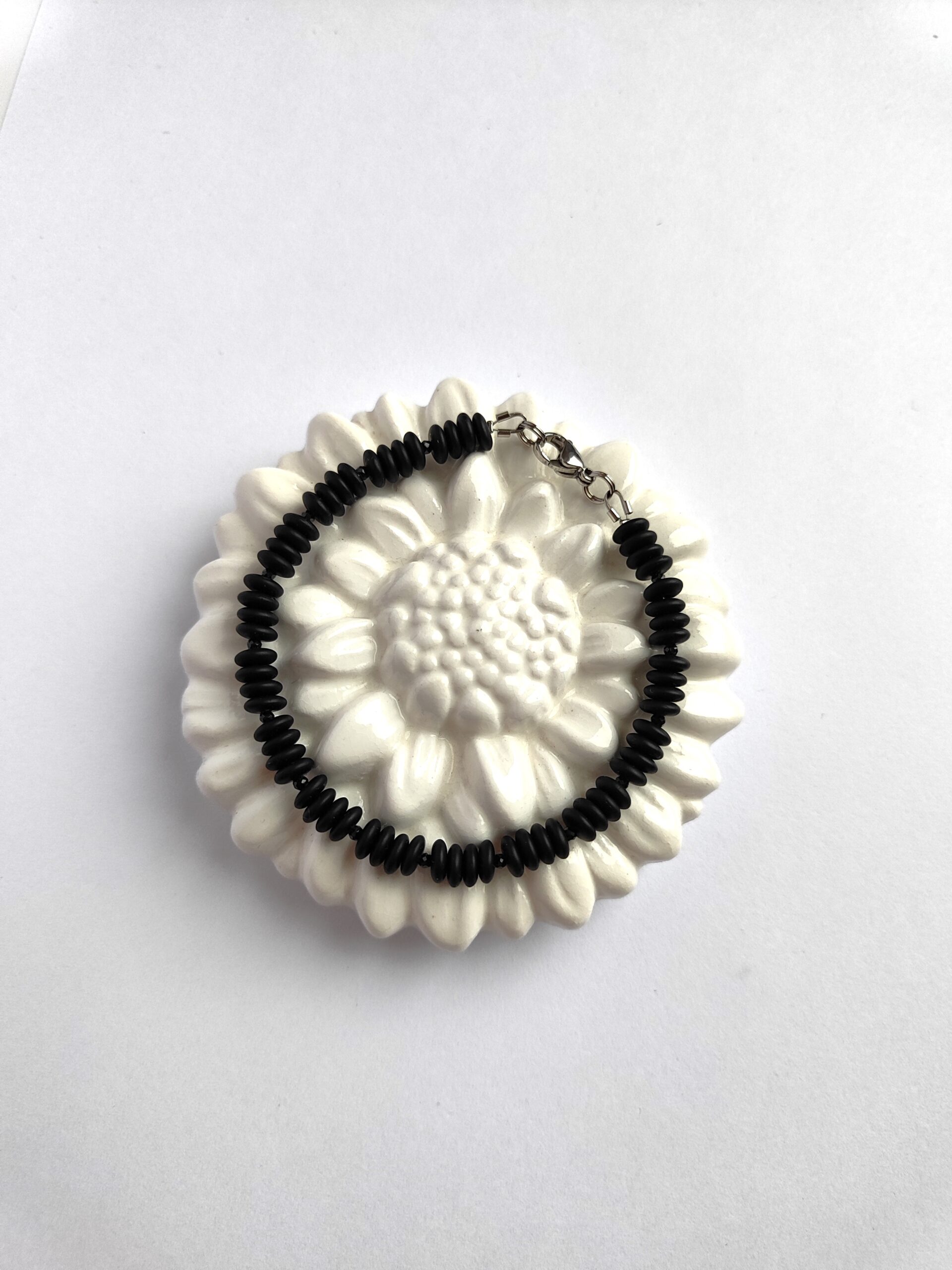 Juodo stiklo ir špinelio apyrankė