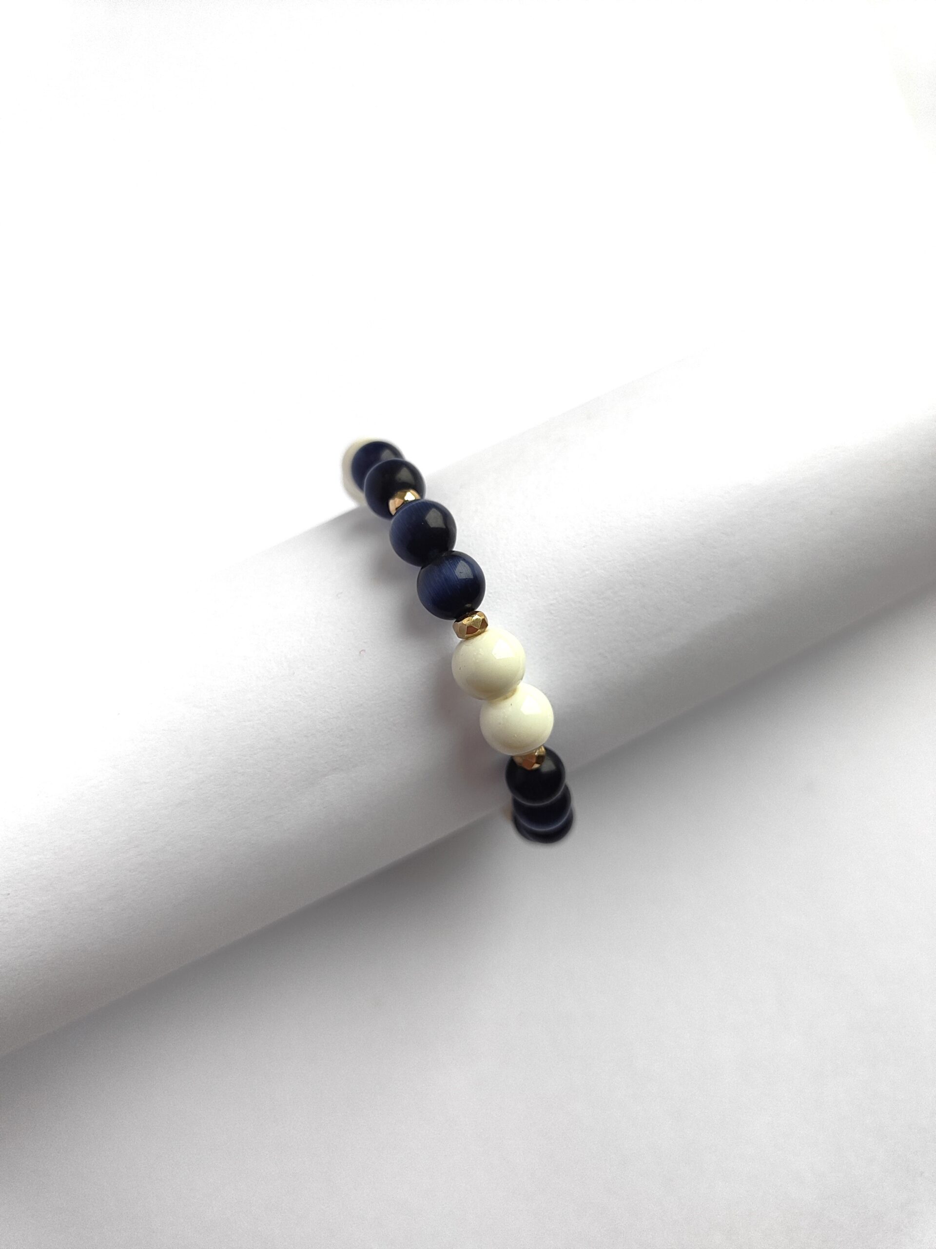 Tamsiai mėlynos spalvos katės akies apyrankė