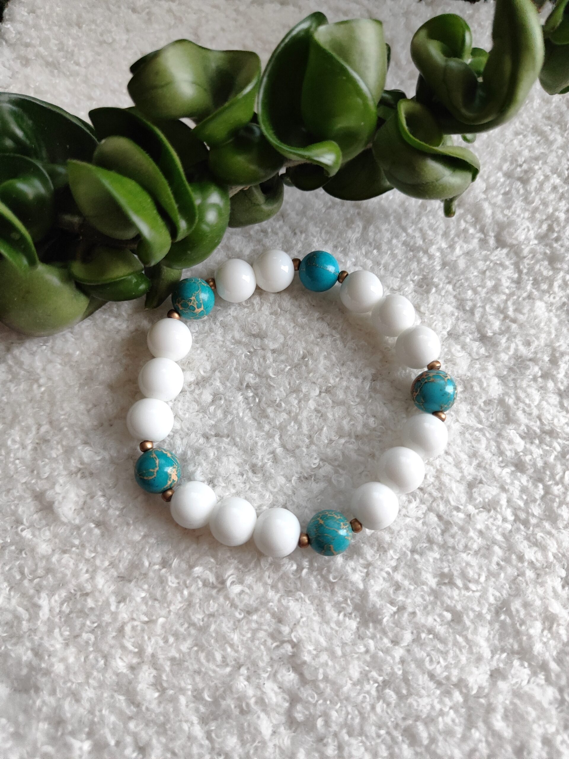 Žydros spalvos jaspio apyrankė