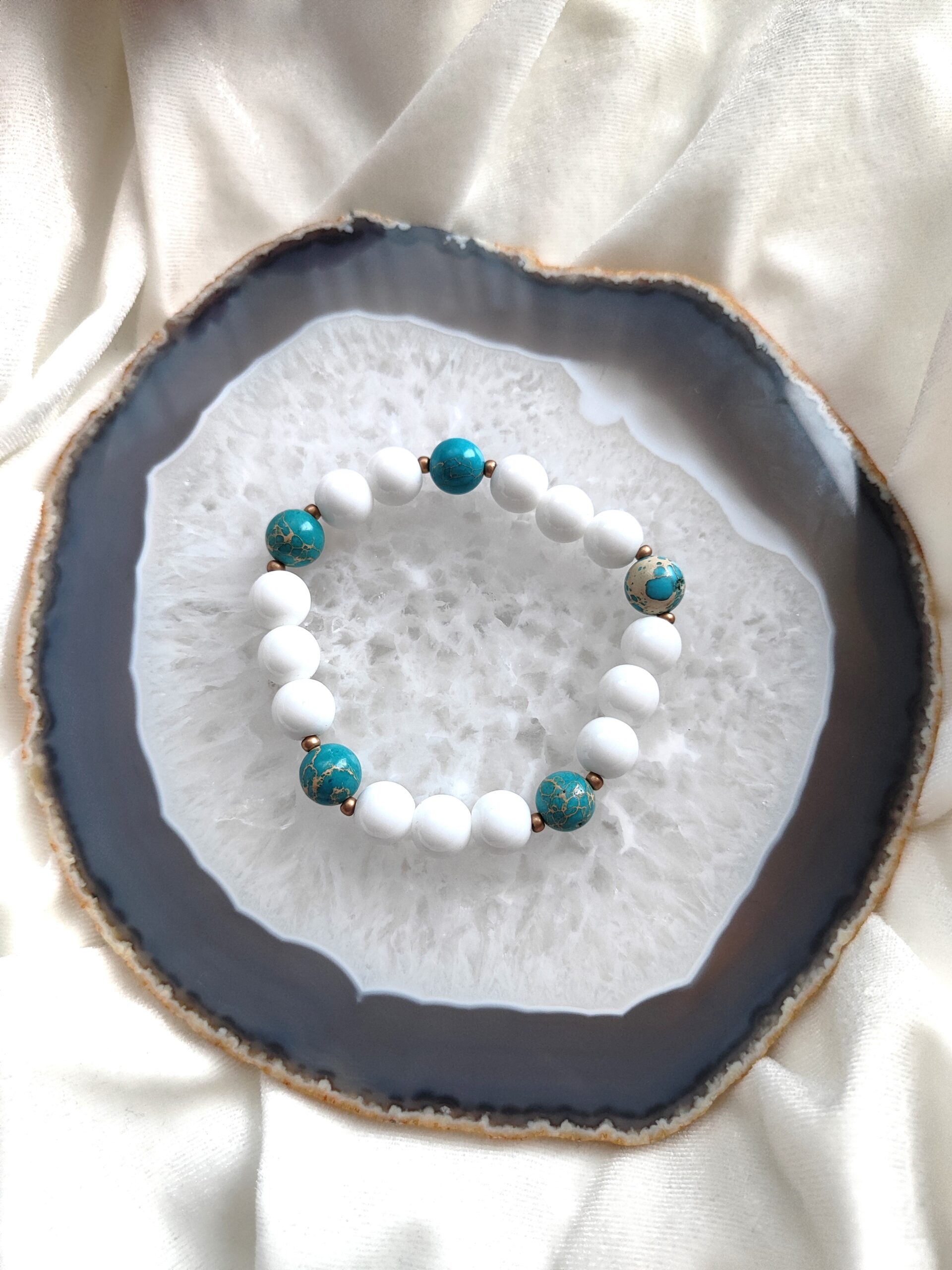 Žydros spalvos jaspio apyrankė