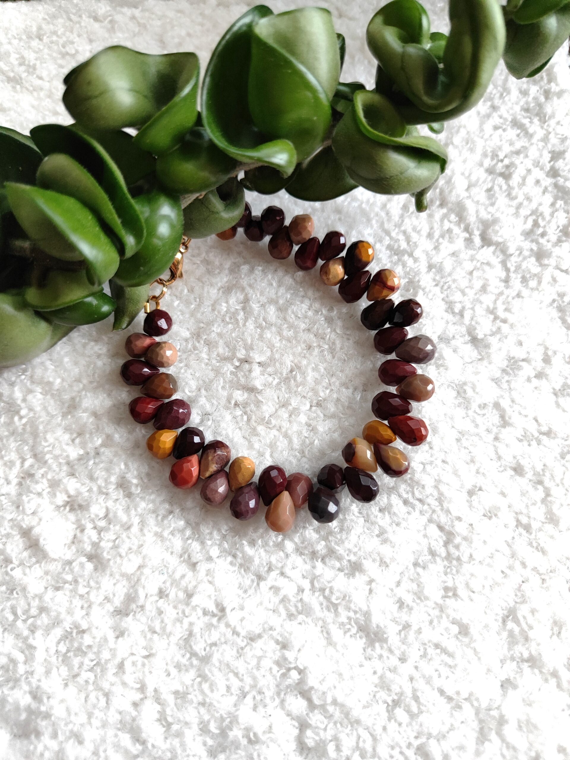 Mokaito lašelių apyrankė