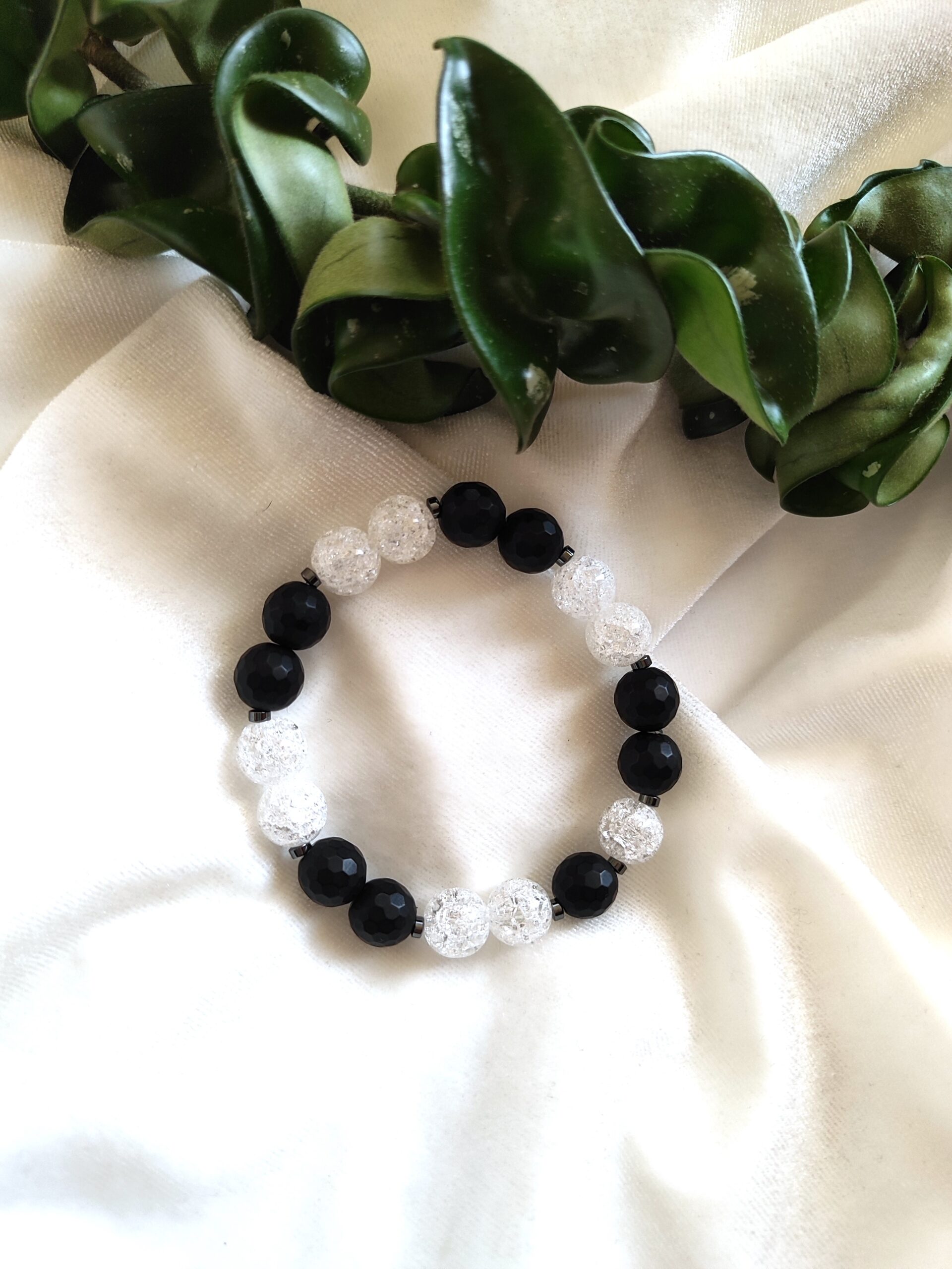 Kalnų krištolo ir onikso apyrankė