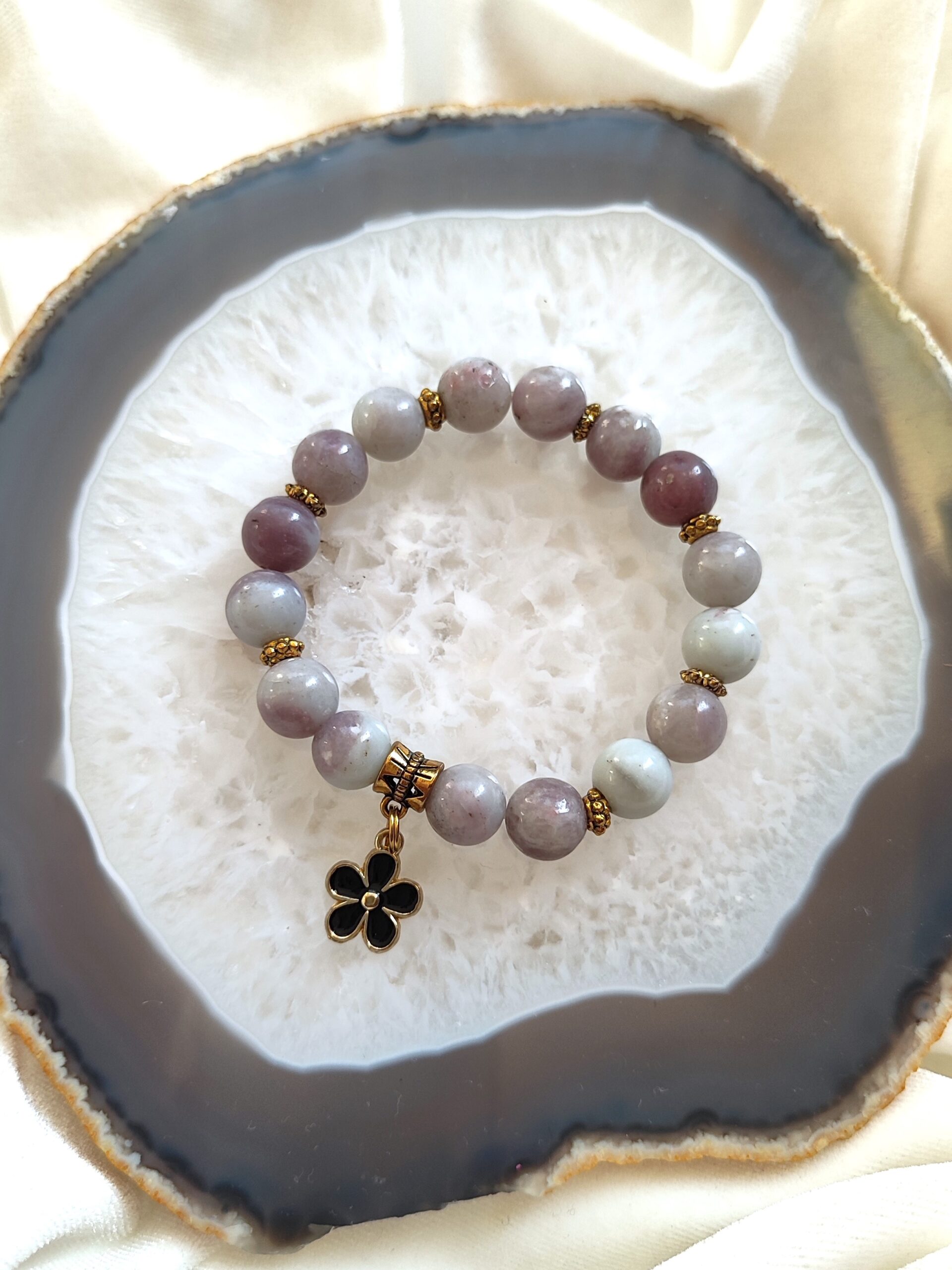 Žadeito apyrankė su gėlytės pakabuku