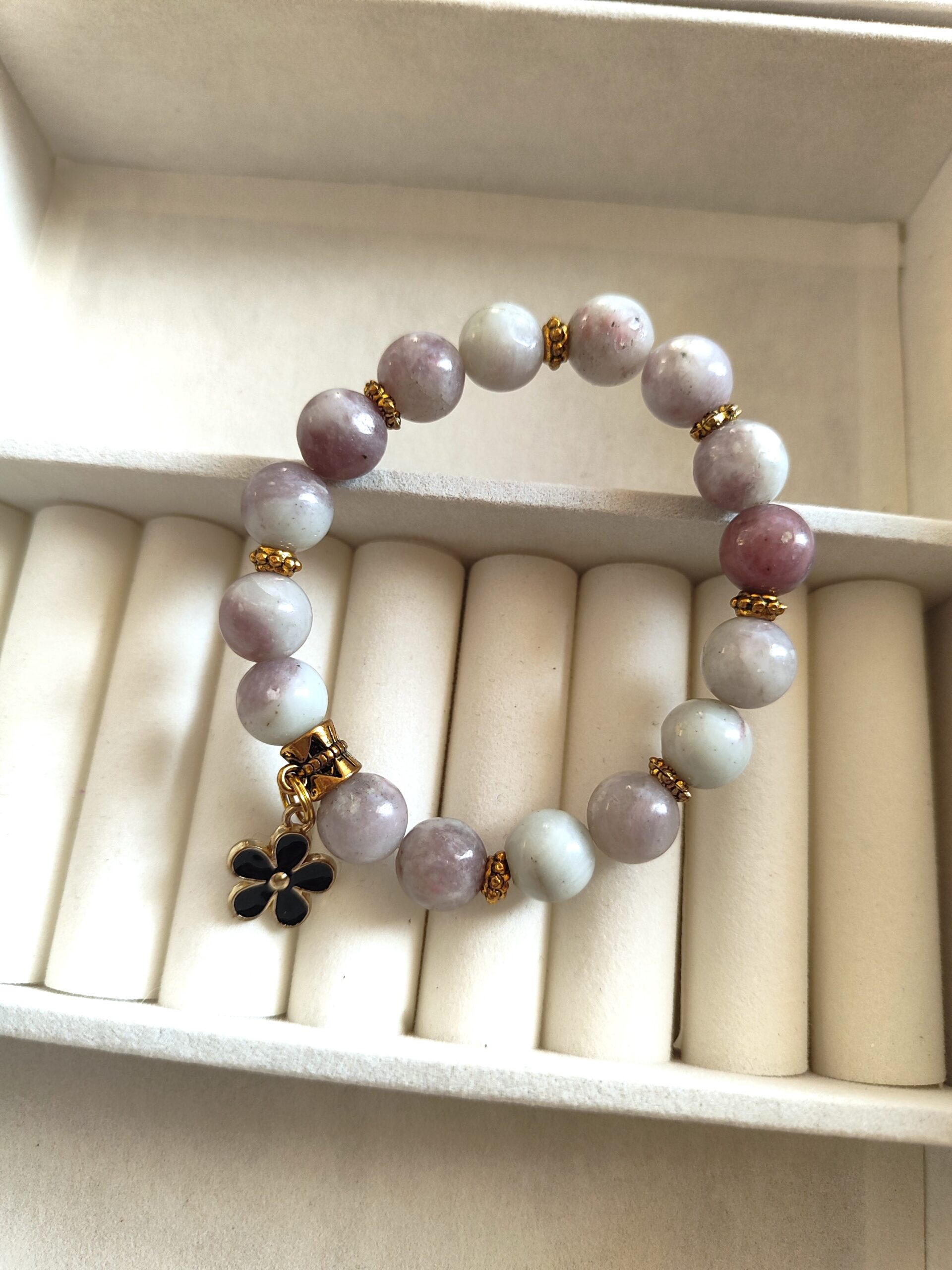 Žadeito apyrankė su gėlytės pakabuku