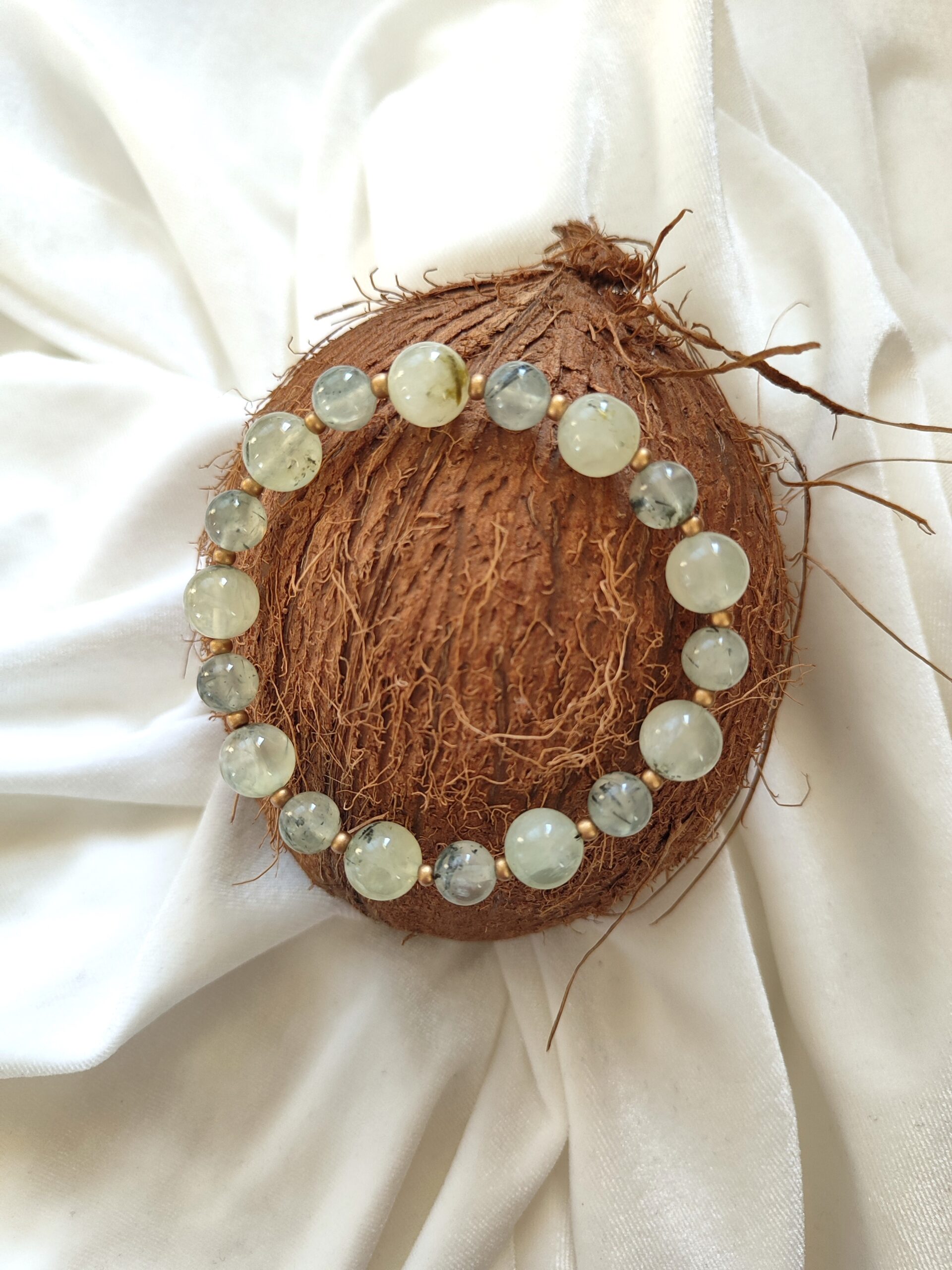 Prehnito apvali apyrankė