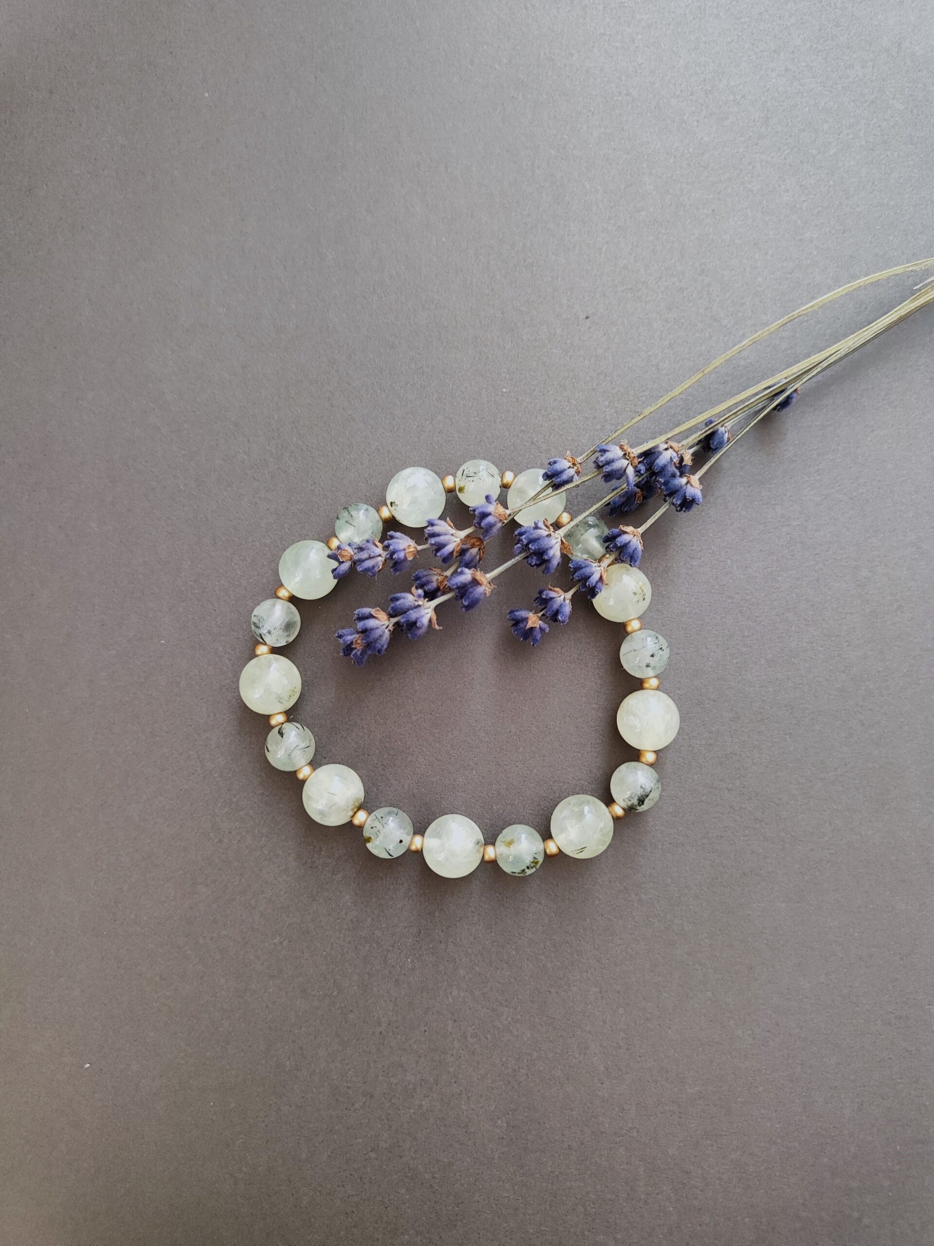 Prehnito apvali apyrankė