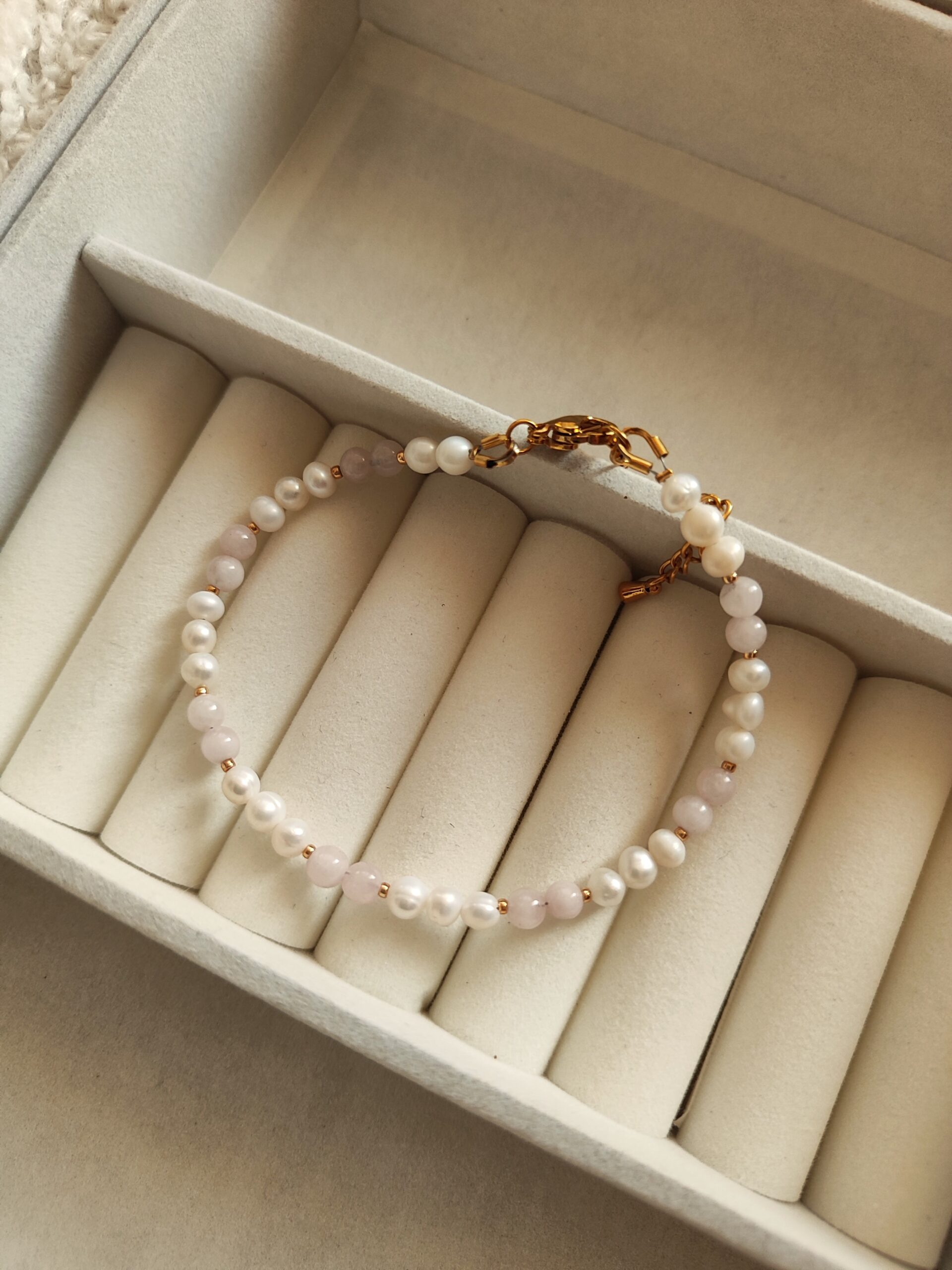 Stilinga upinių perlų ir rožinio kvarco apyrankė