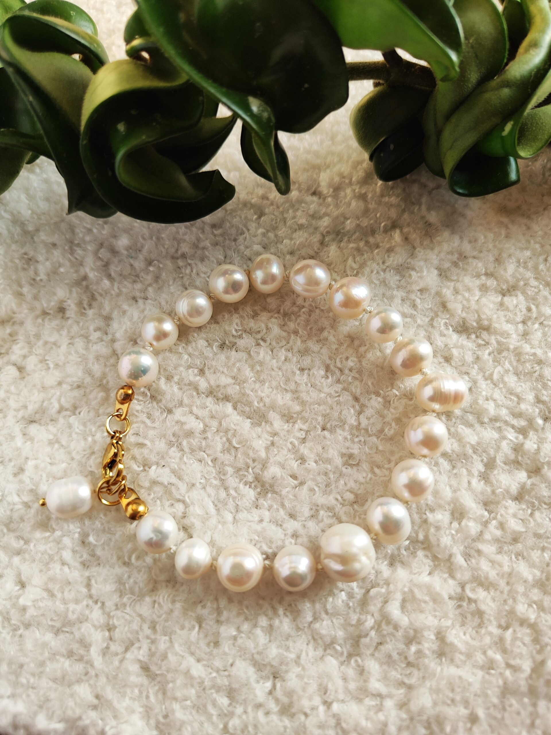 Upinių perlų apyrankė