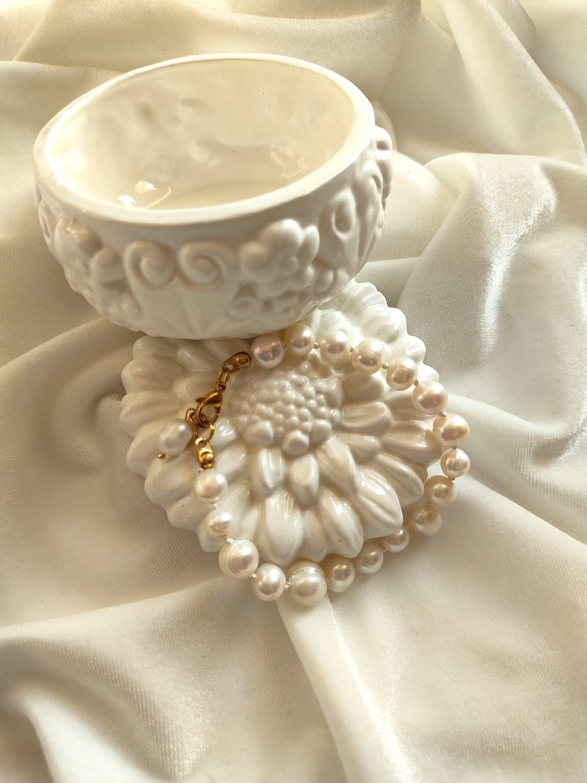 Upinių perlų apyrankė