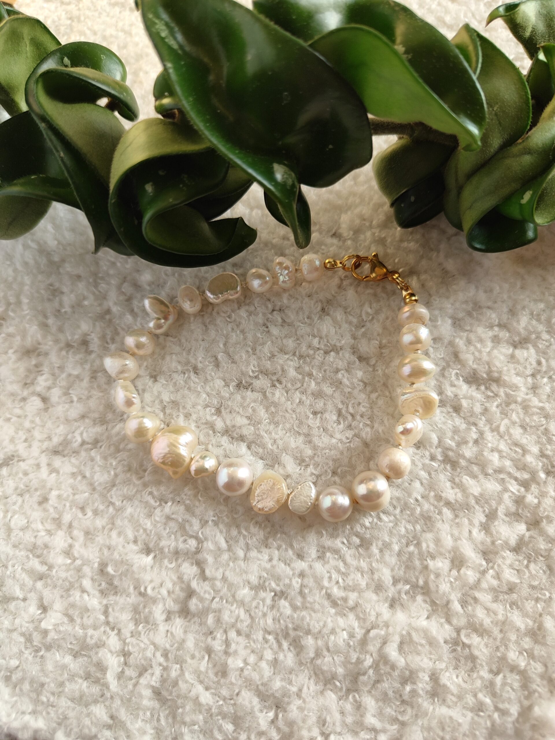 Upinių perlų apyrankė