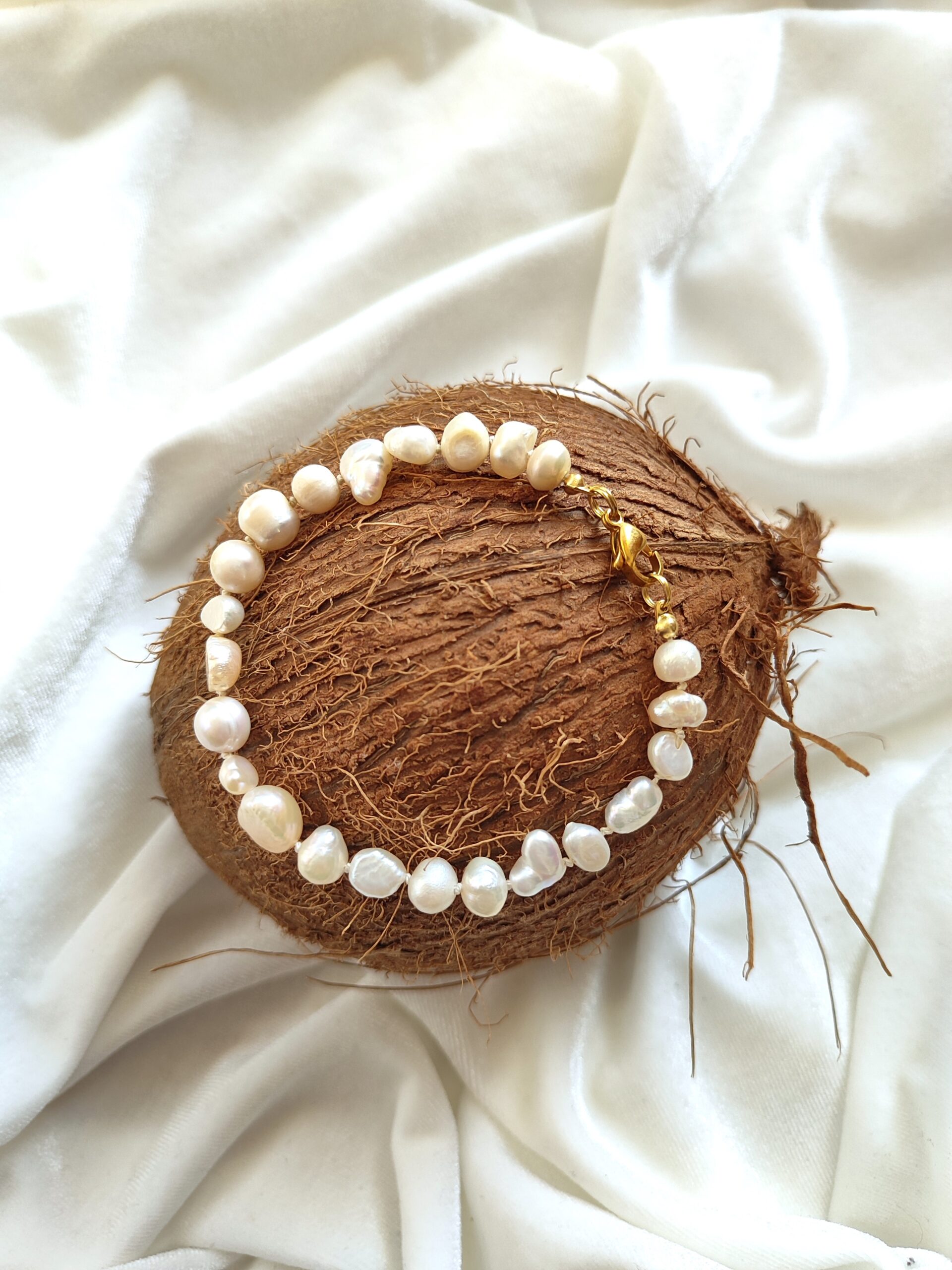 Upinių perlų apyrankė