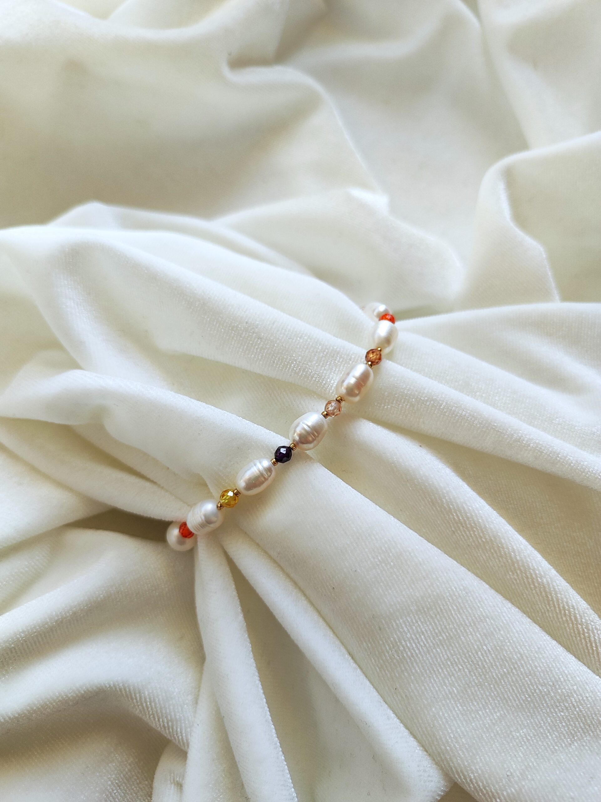 Upinių perlų ir cirkonio apyrankė