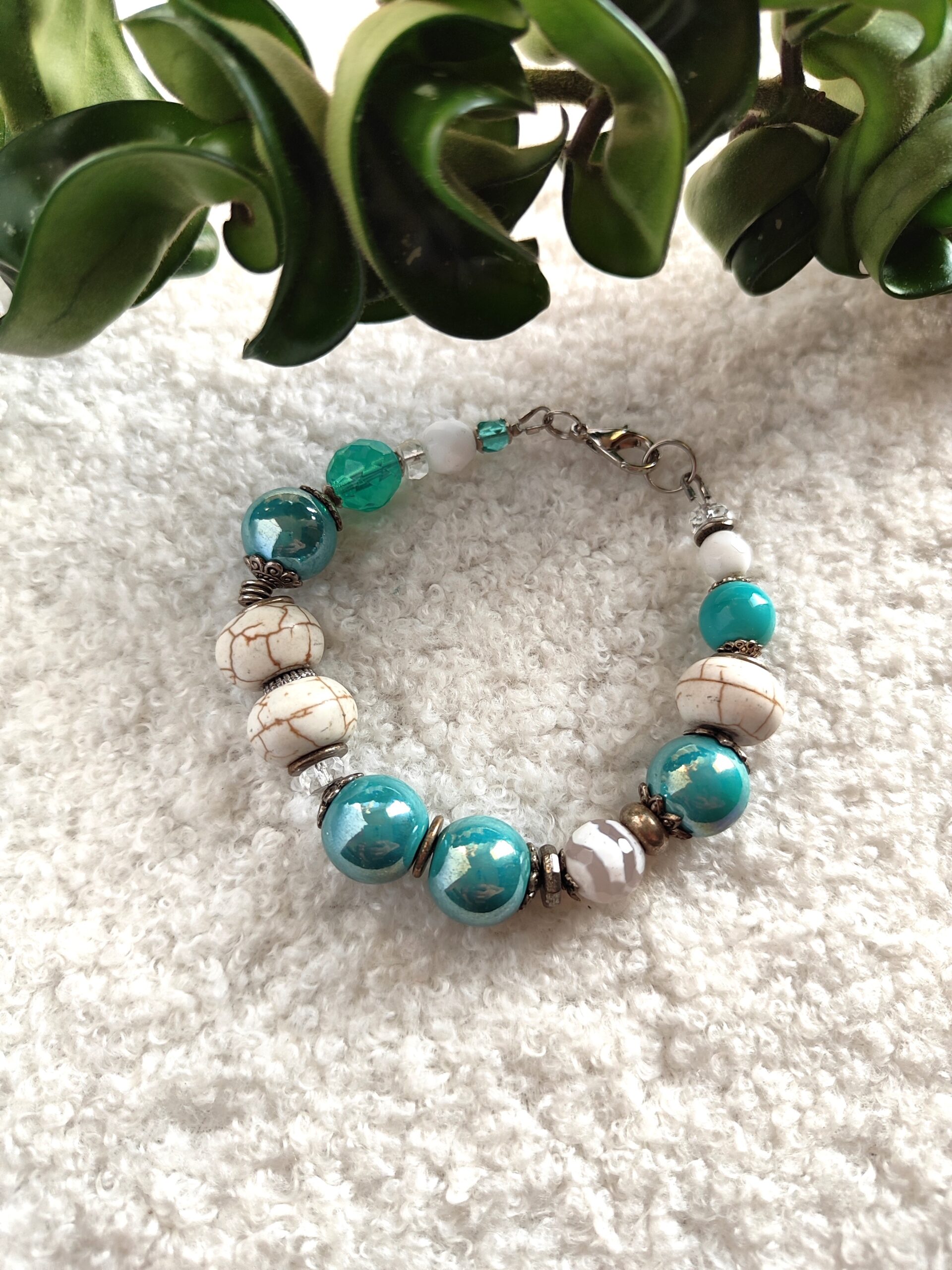 Keramikos ir akmenukų apyrankė