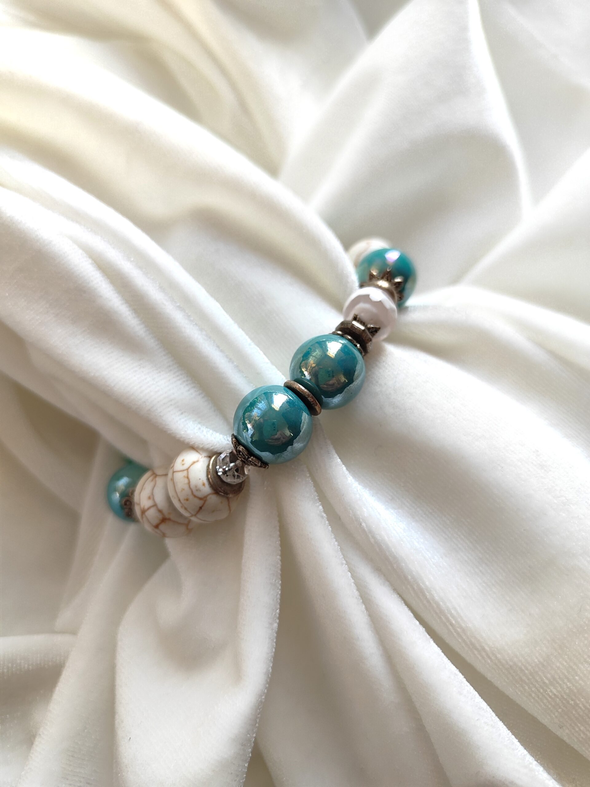 Keramikos ir akmenukų apyrankė