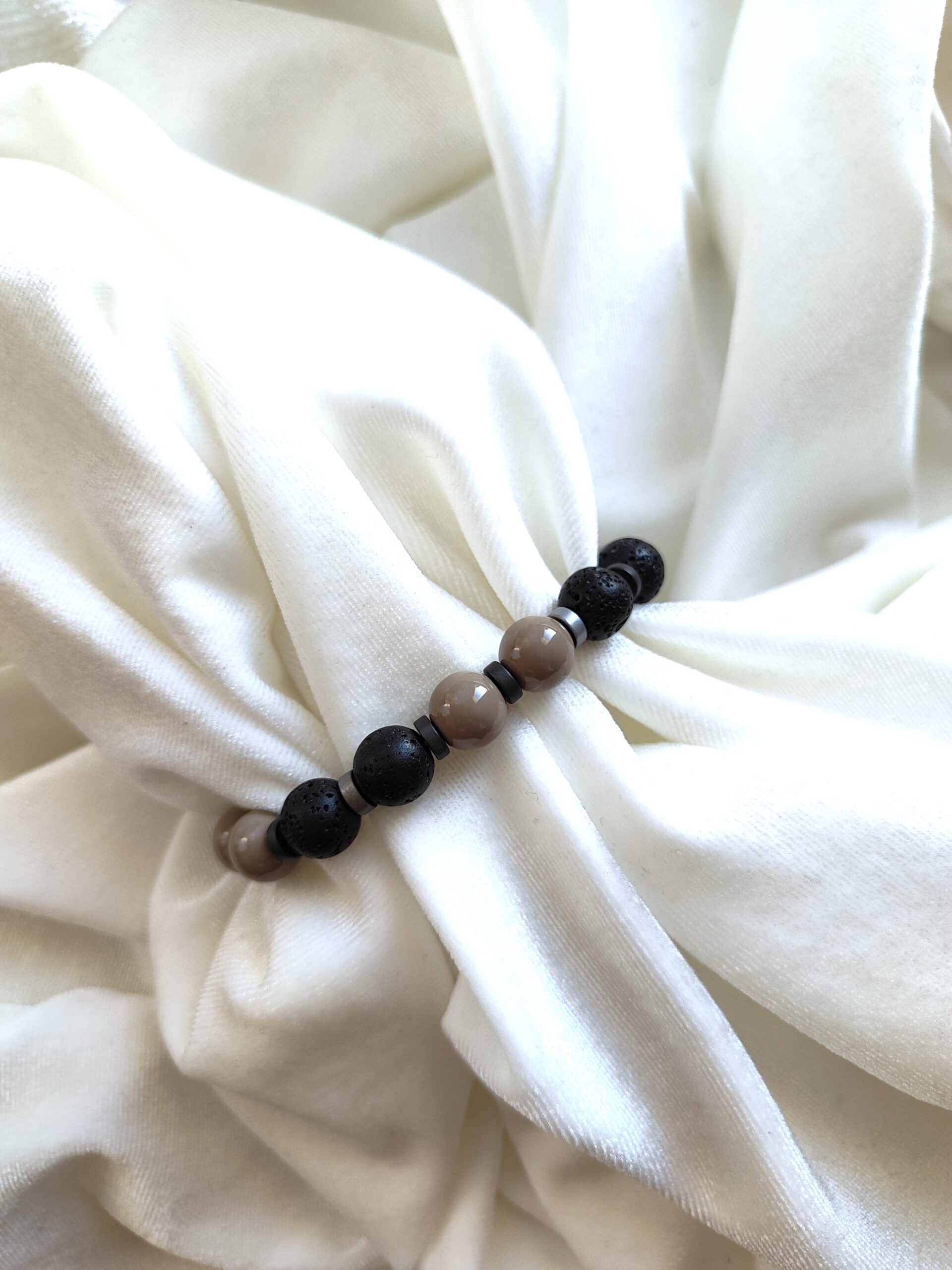 Lavos ir stiklo apyrankė