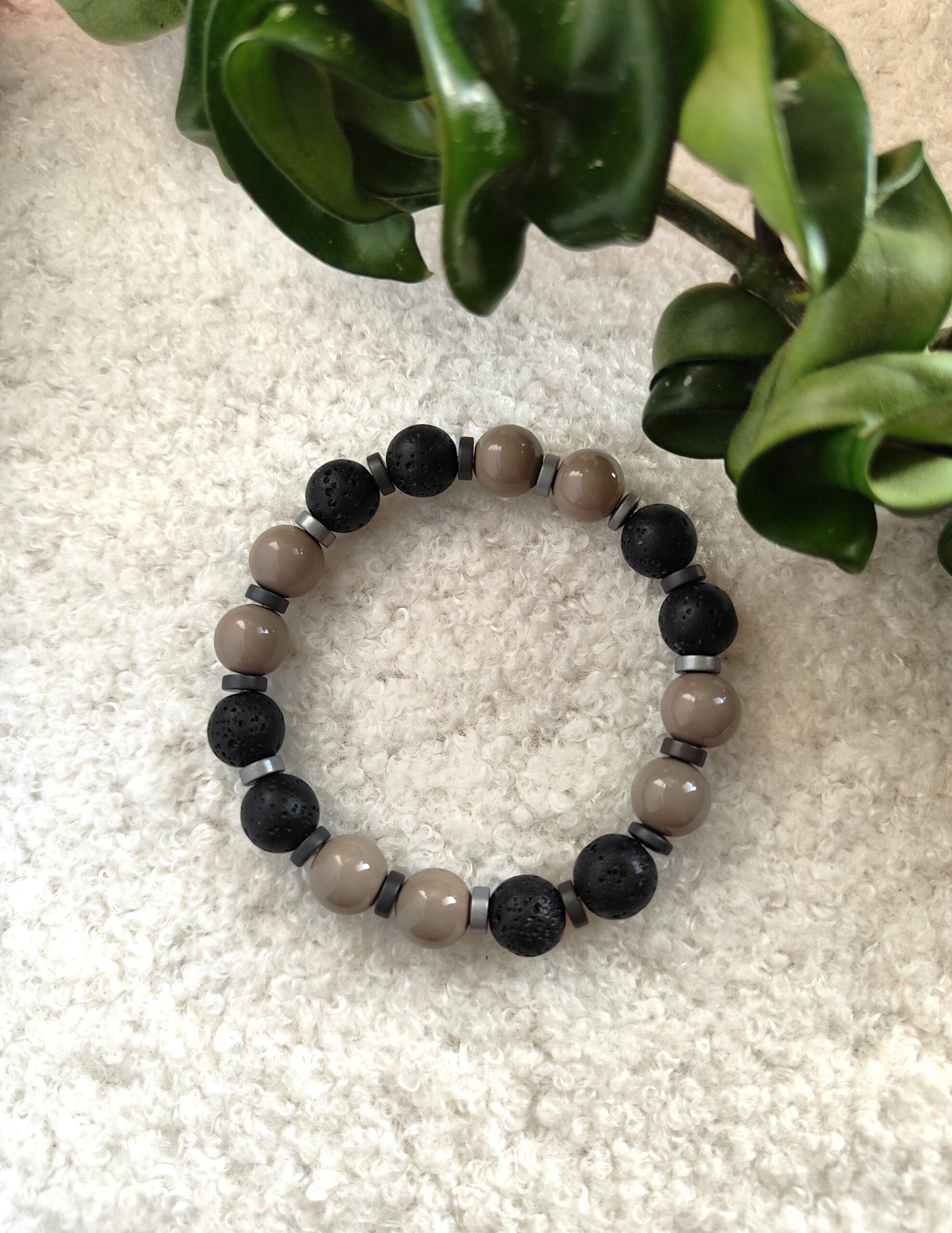 Lavos ir stiklo apyrankė