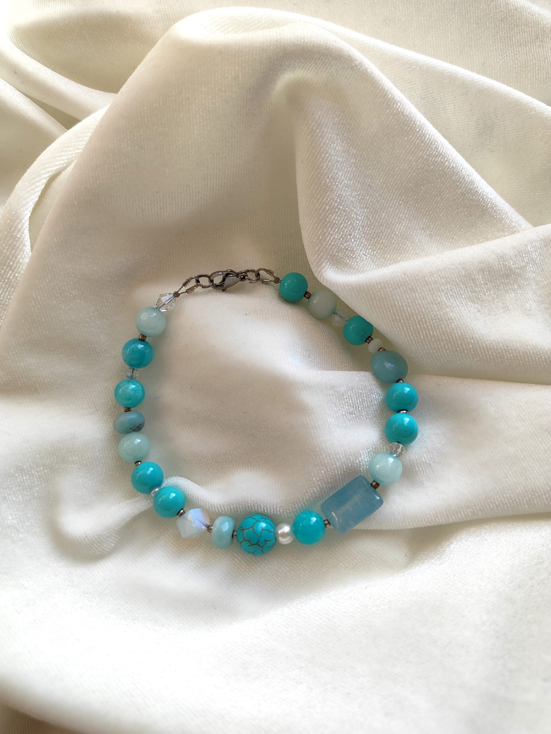 Žydros spalvos akmenukų apyrankė