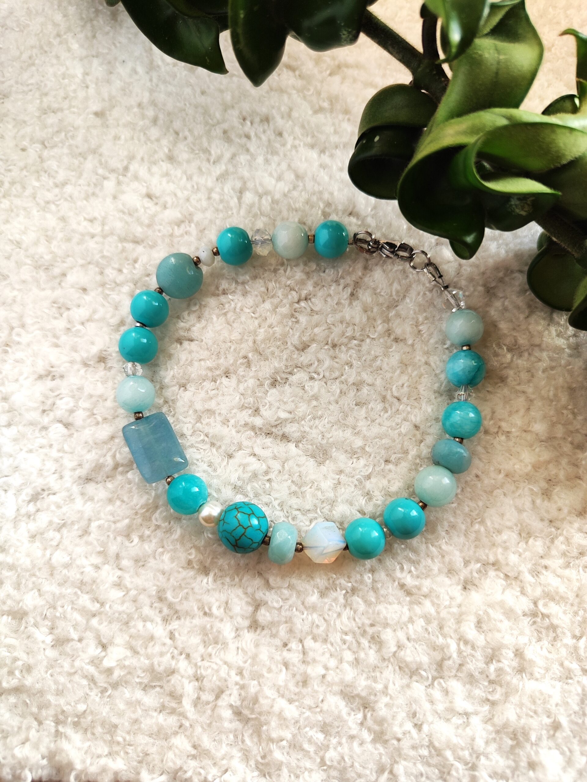 Žydros spalvos akmenukų apyrankė