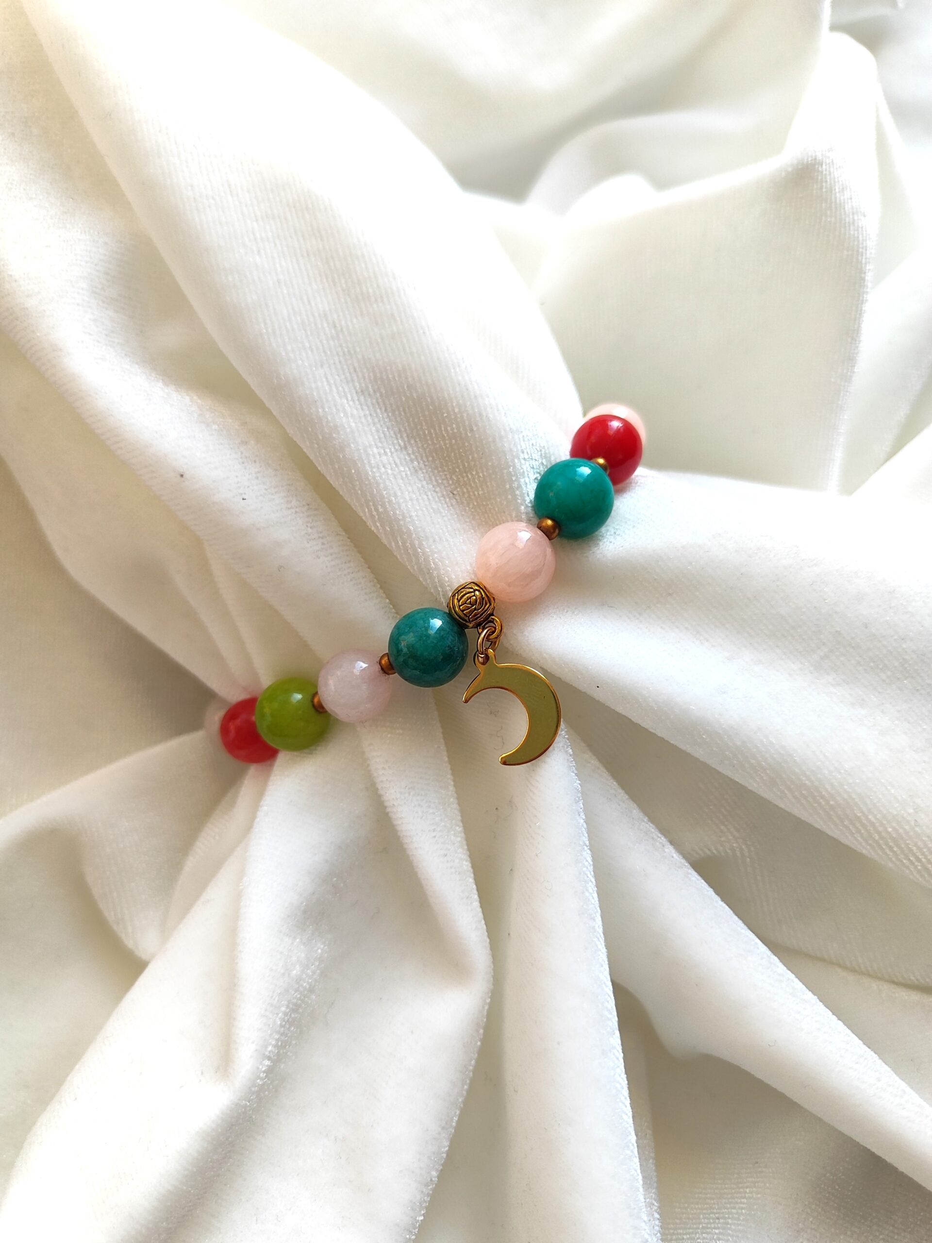 Spalvoto žadeito apyrankė su pakabuku