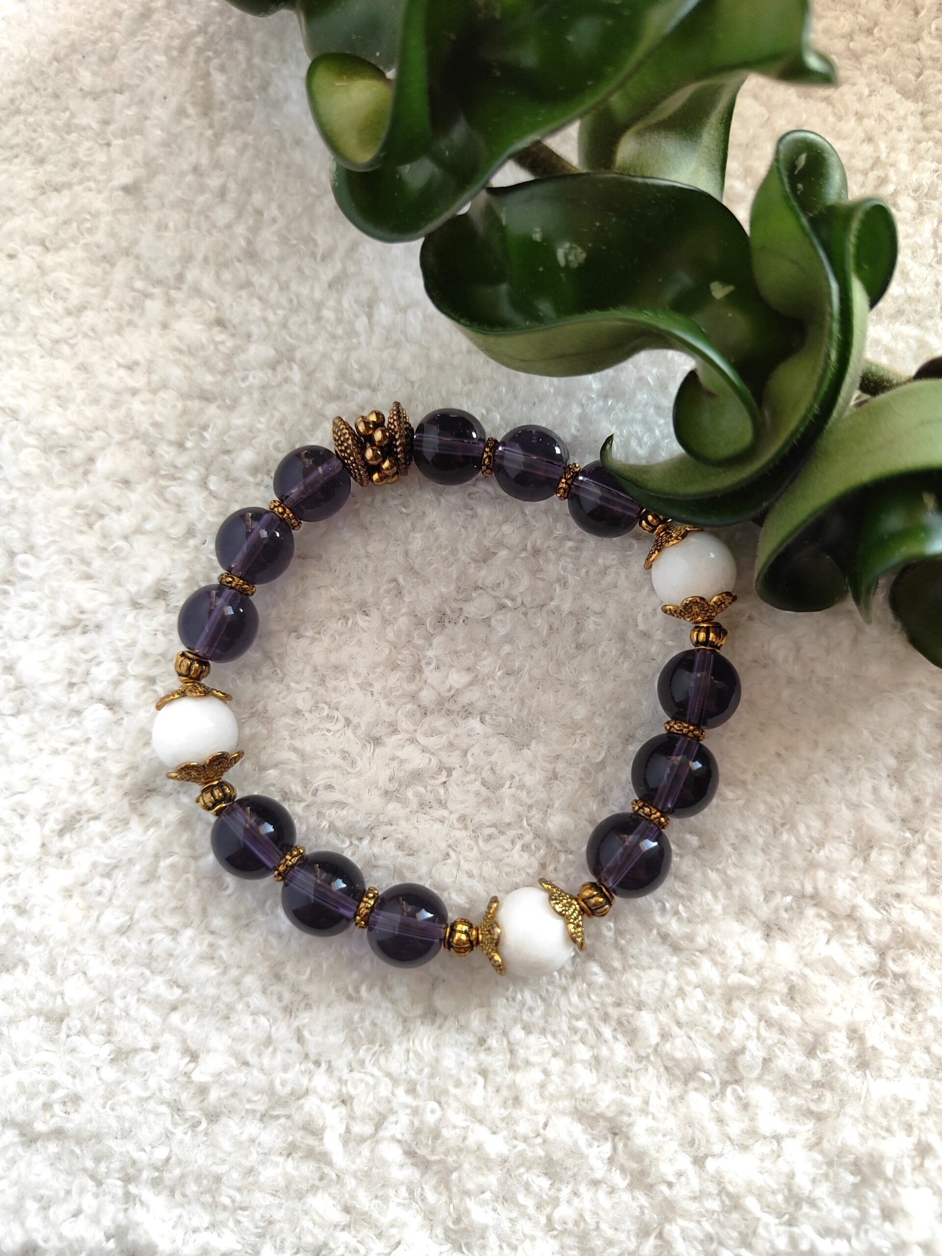 Violetinio spalvos apyrankė