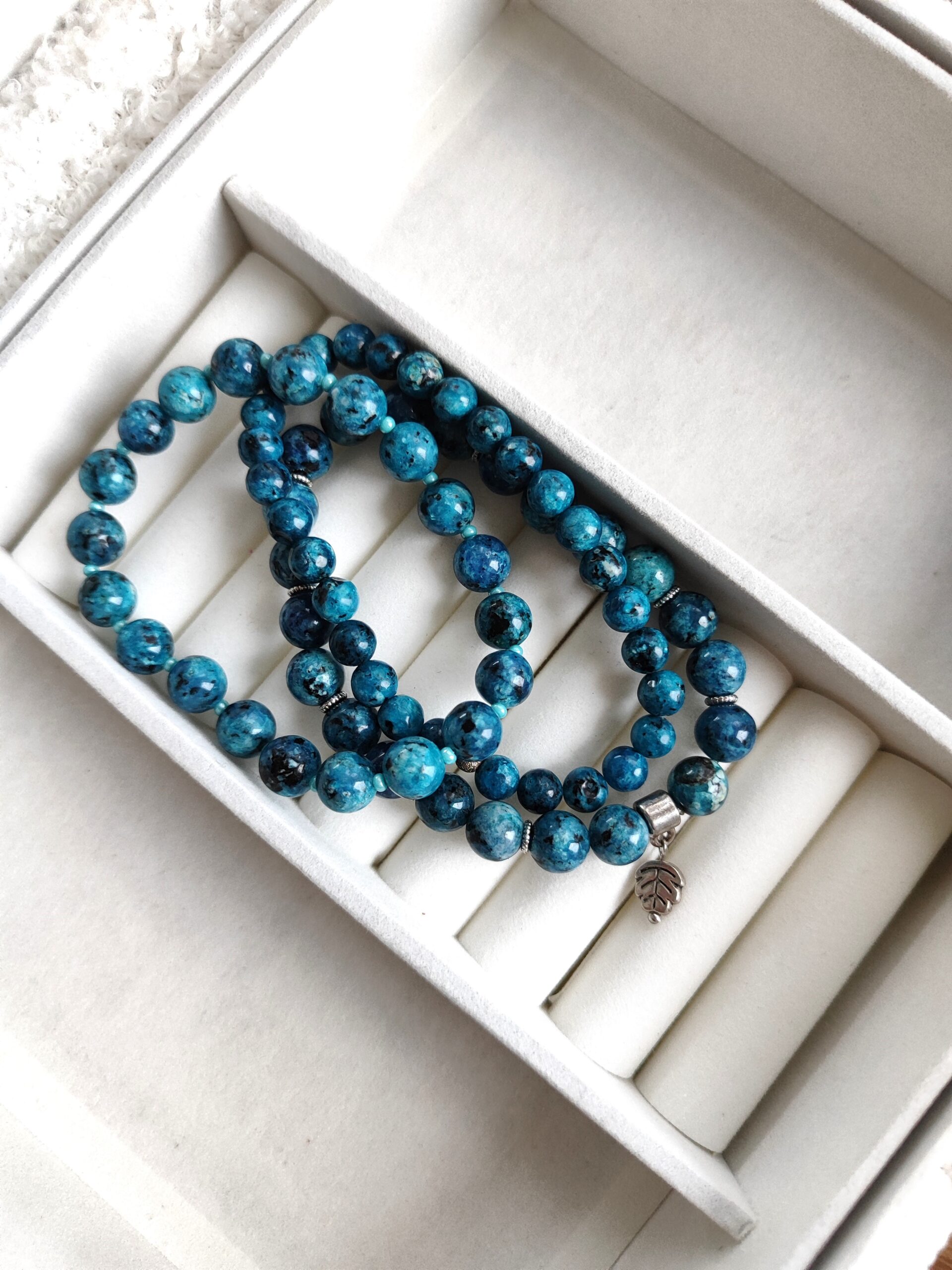 Mėlyno žadeito apyrankės