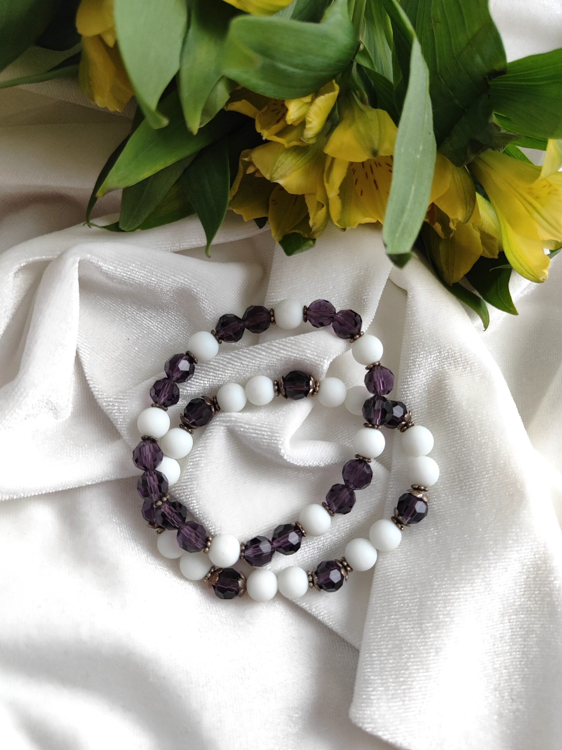 Violetinės ir baltos spalvos dviguba apyrankė