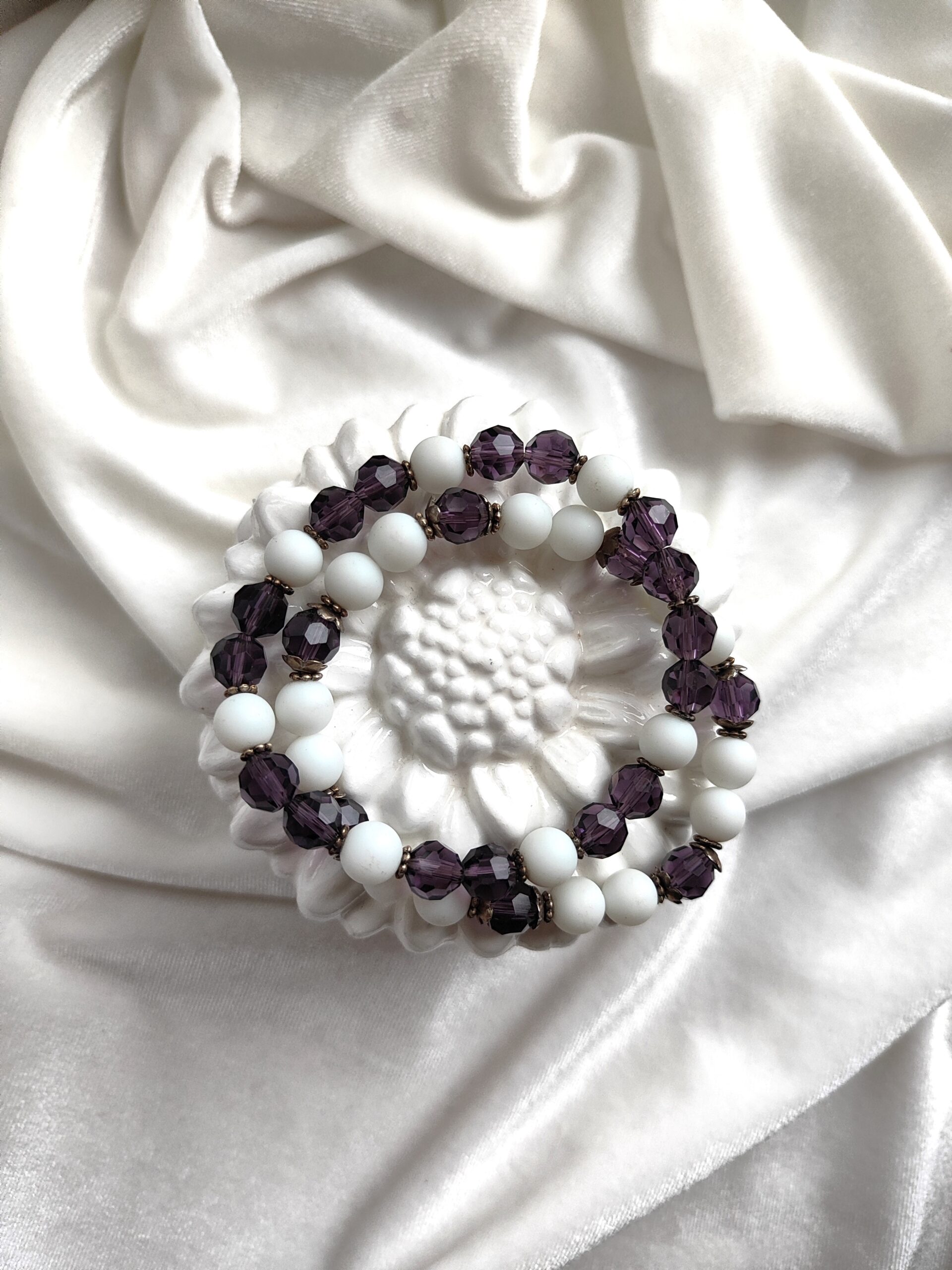 Violetinės ir baltos spalvos dviguba apyrankė