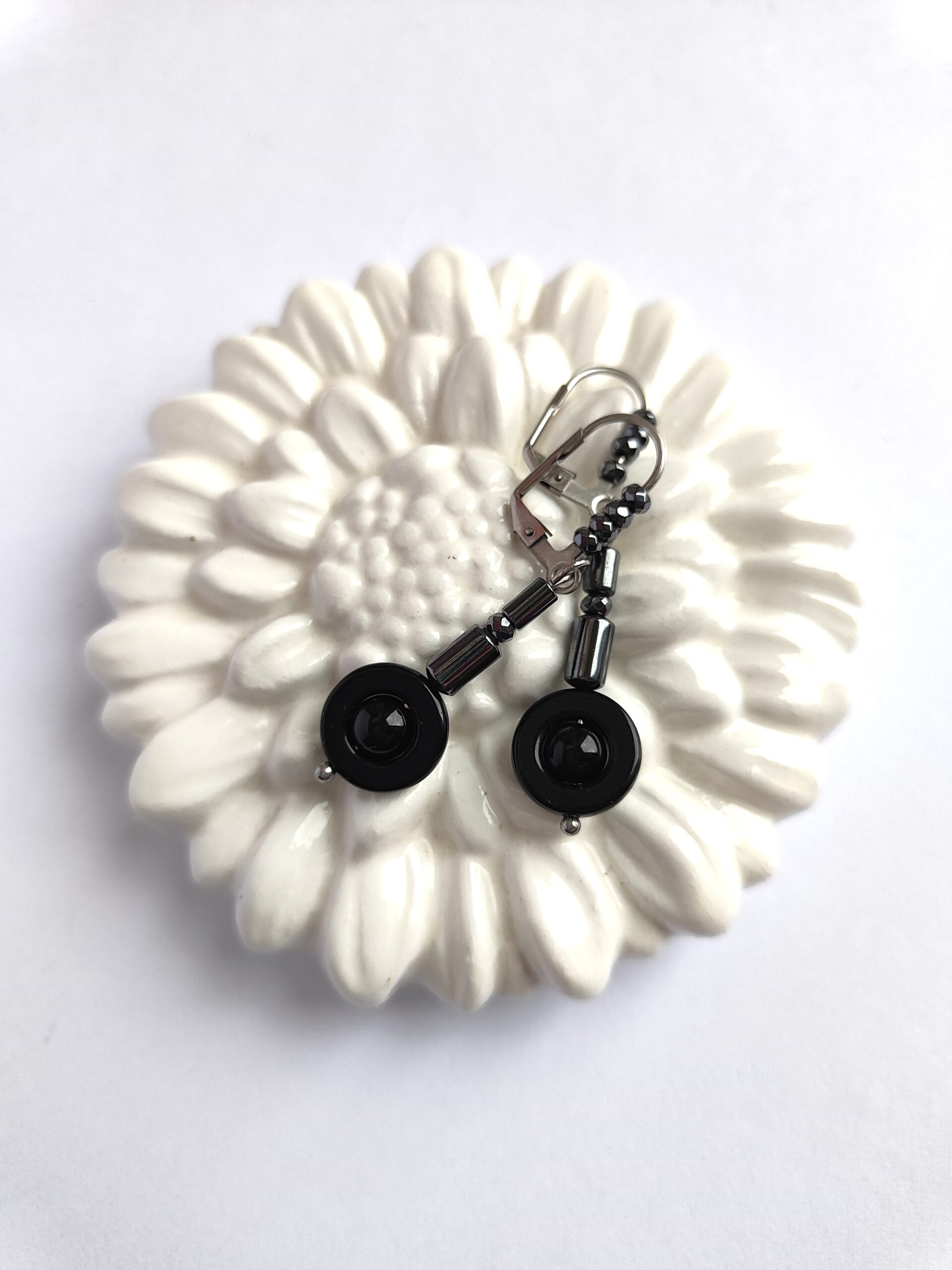 Stilingi auskarai su hematitu ir oniksu