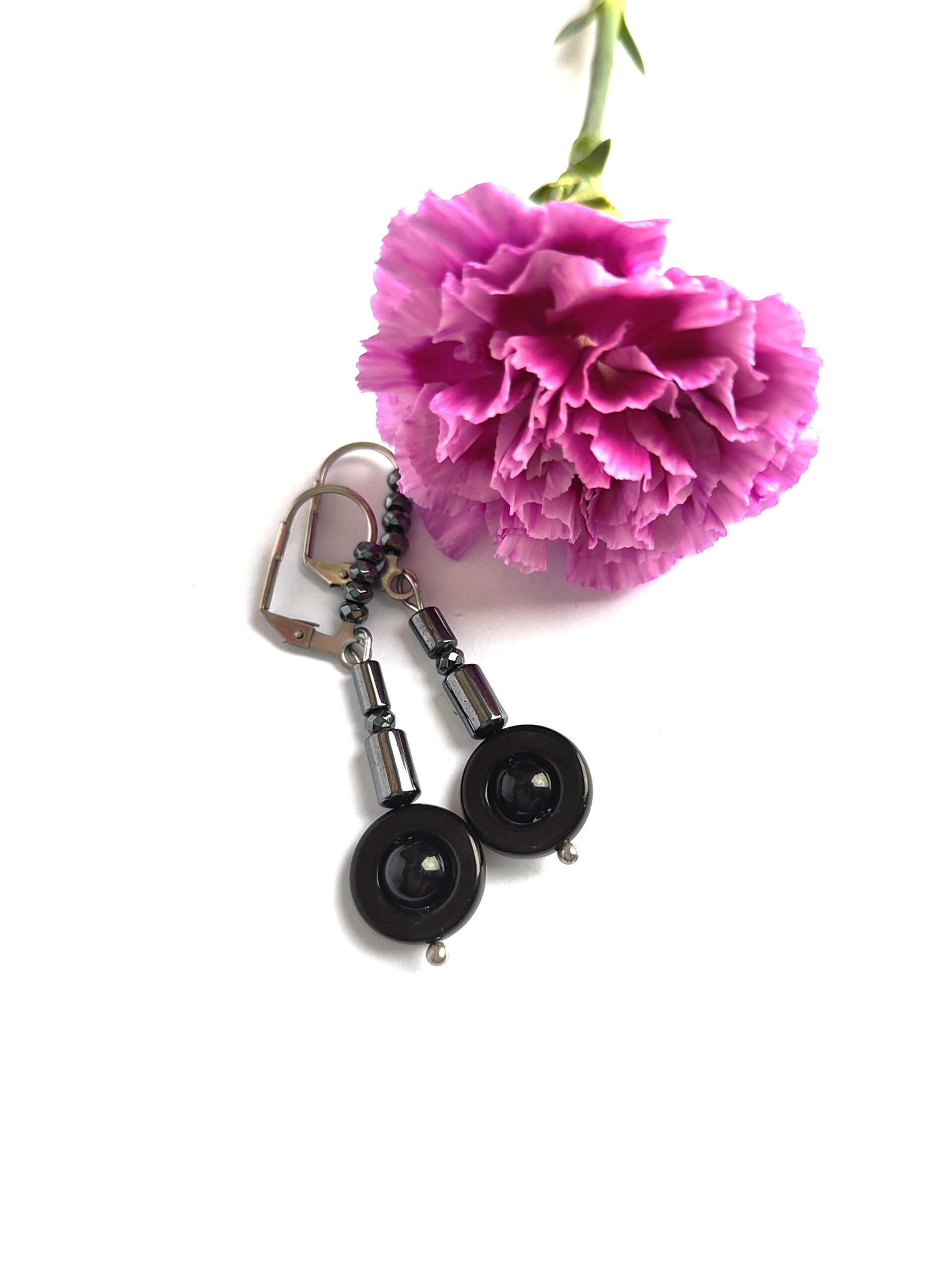 Stilingi auskarai su hematitu ir oniksu