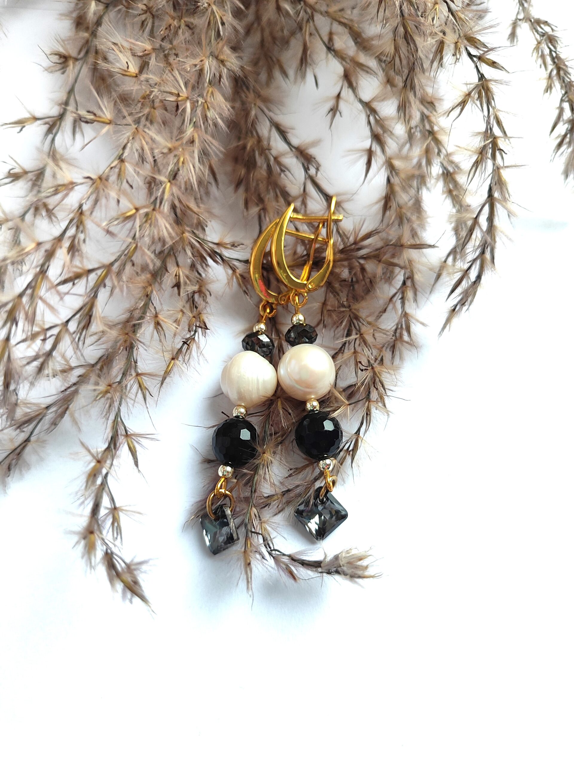 Rankų darbo puošnūs auskarai