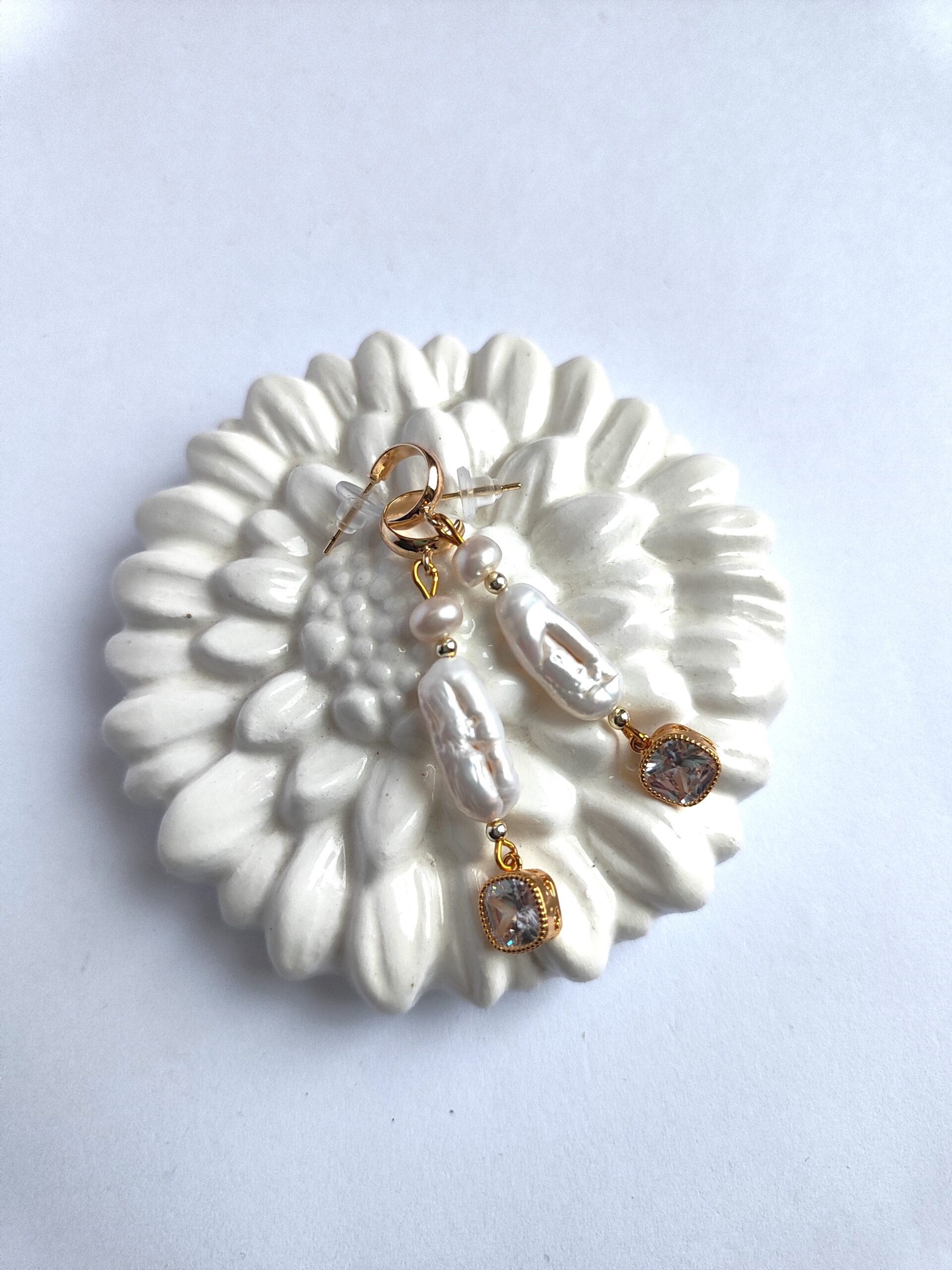 Puošnūs baroko stiliaus perlų auskarai su cirkoniais